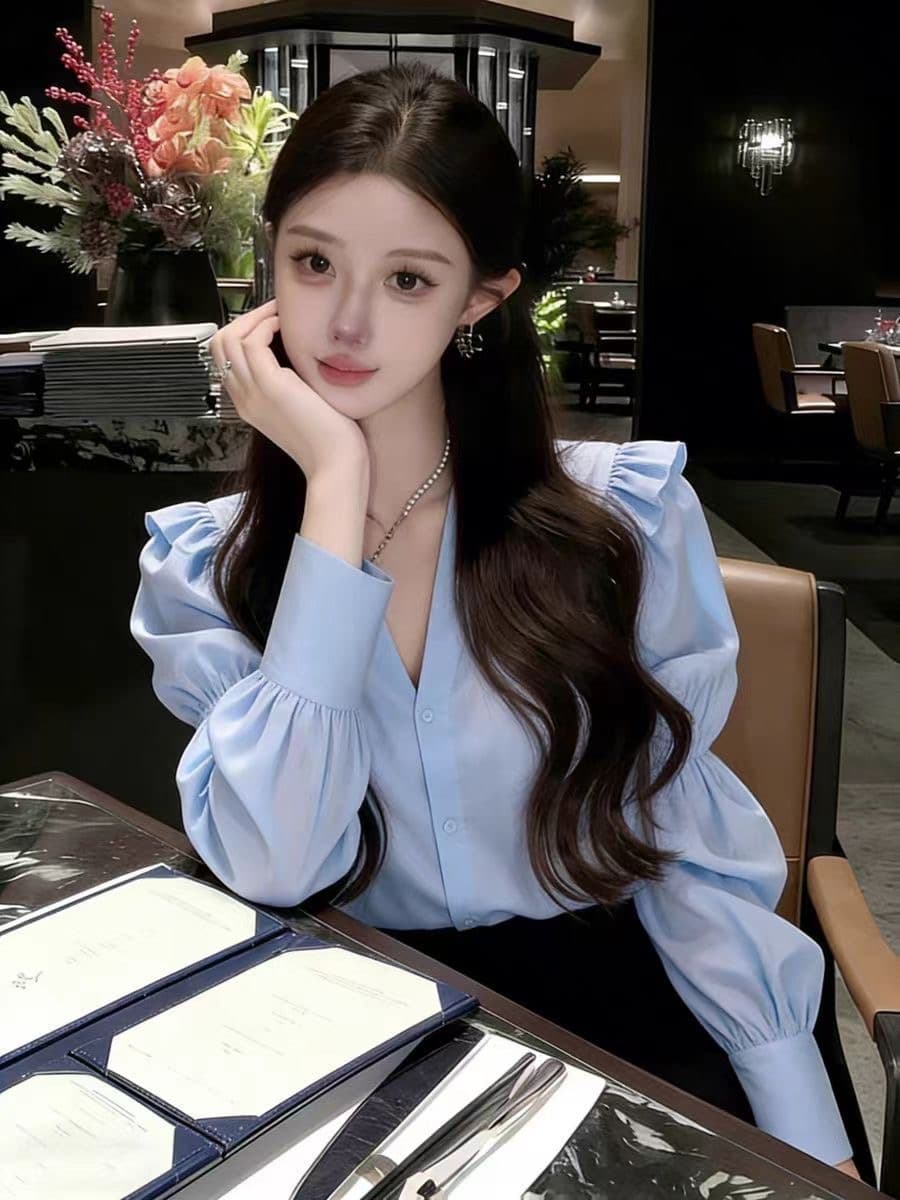 아름다운 자이언트 잘 생긴 파란색 프릴 셔츠 2026 봄 디자인 센스 작은 대중 프랑스식 사소한 허리 수축 맨위 여성 이미지 2