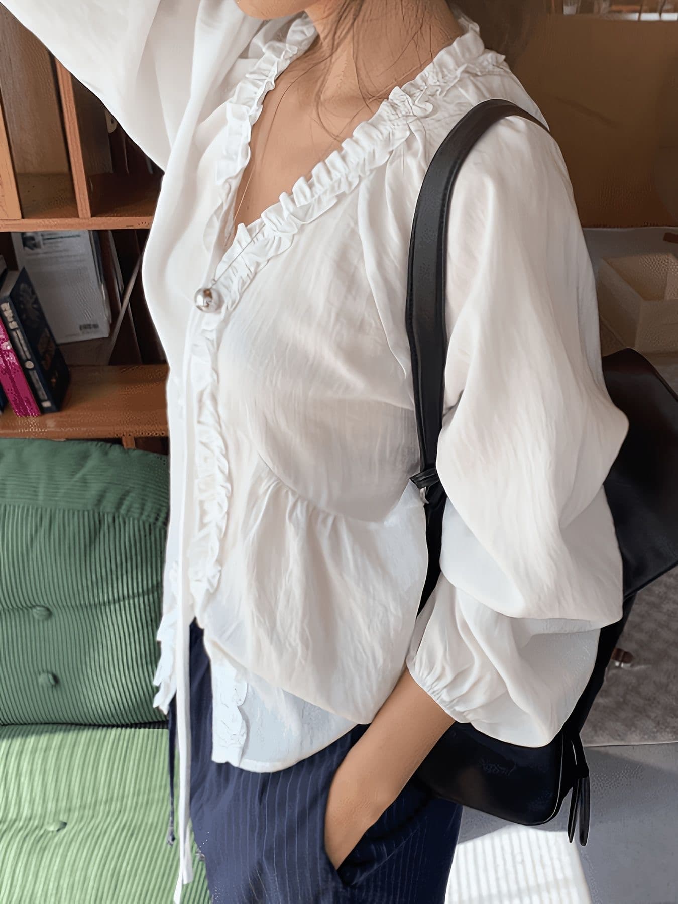 한 부서 부드러운 품격 V넥 목이버섯 레이스 레이스업 셔츠 상세 이미지 1