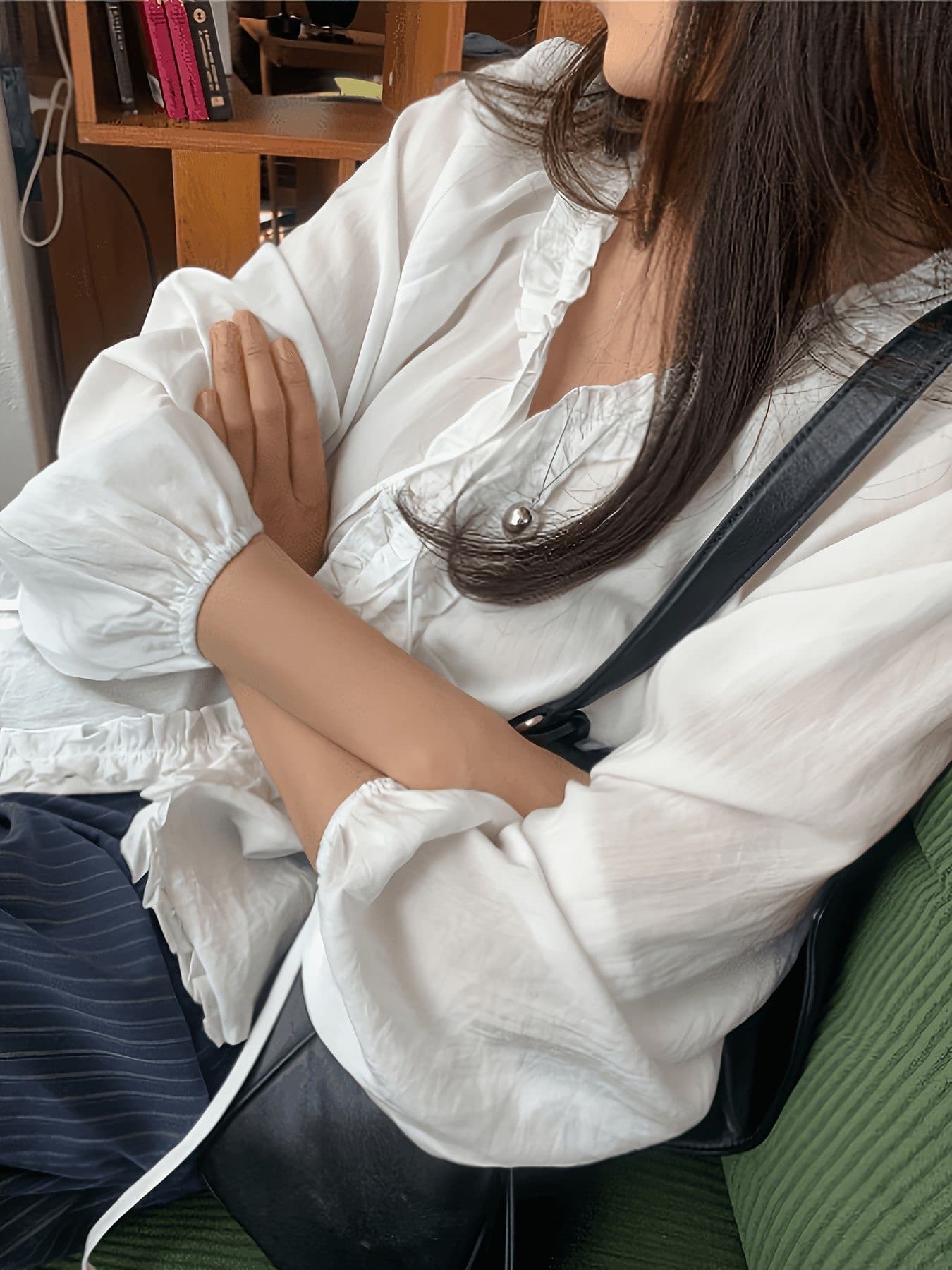 한 부서 부드러운 품격 V넥 목이버섯 레이스 레이스업 셔츠 상세 이미지 2
