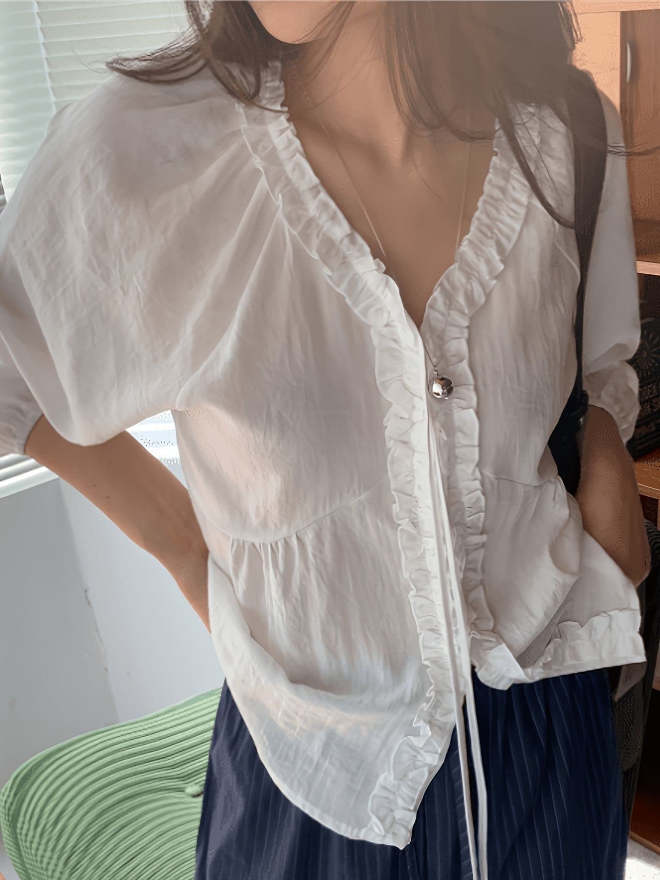 한 부서 부드러운 품격 V넥 목이버섯 레이스 레이스업 셔츠 상세 이미지 3