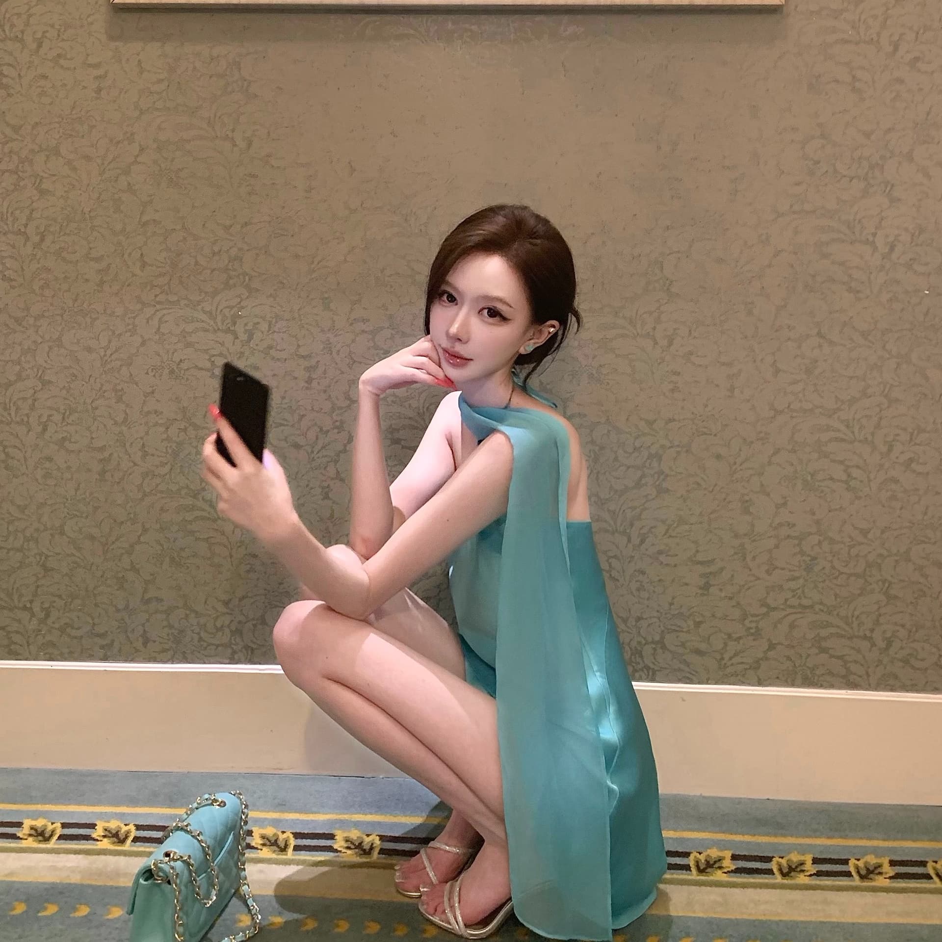 티 블루 구름 어깨 물 느낌 새틴 파란색 행침 목 드레스 고급 센스 리본 휴가 데이트 치마