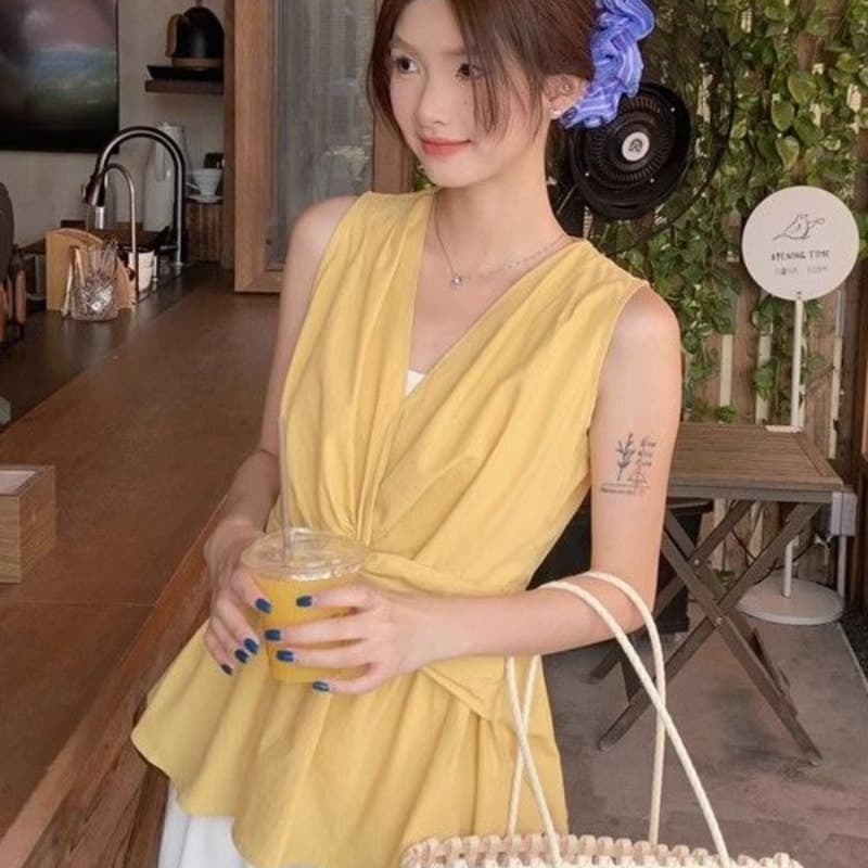 디자인 센스 비틀림 V넥 조끼 여성 2026 여름 새로운 휴가 바람 작은 대중 몸매 가꾸기 Chic 민소매 맨위 이미지 5
