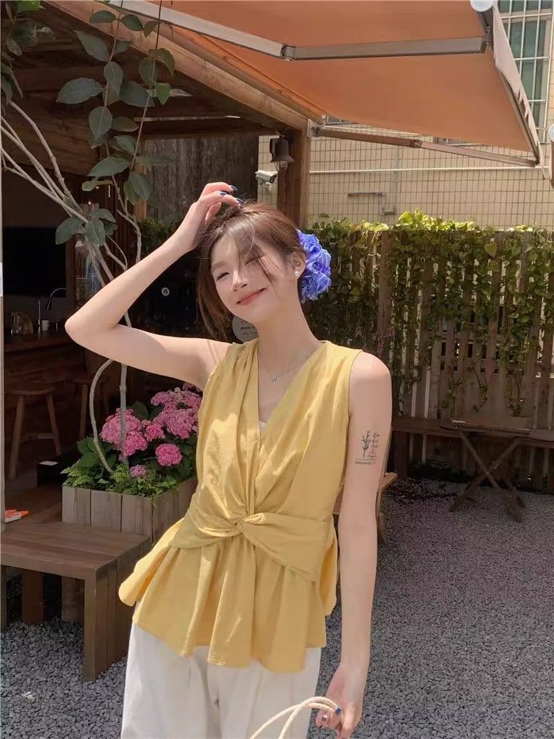 디자인 센스 비틀림 V넥 조끼 여성 2026 여름 새로운 휴가 바람 작은 대중 몸매 가꾸기 Chic 민소매 맨위 상세 이미지 8