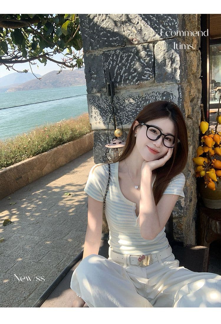 경관 그림 반 개방 칼라 반팔 티셔츠 여성 여름 2026 새로운 긍정적 인 어깨 몸매 가꾸기 디자인 센스 파란색 스트라이프 맨위 상세 이미지 11