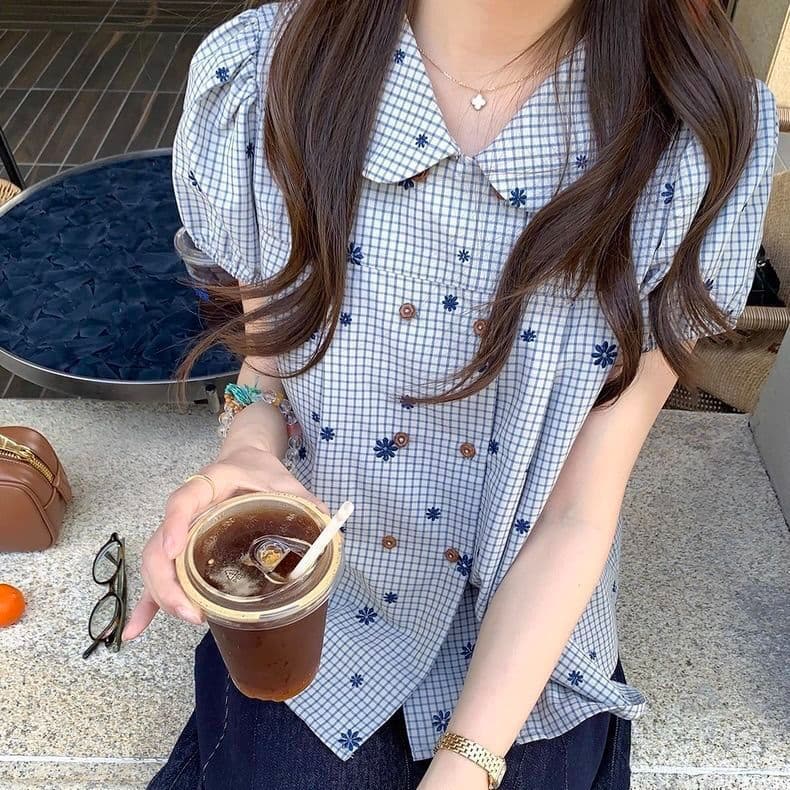 파란색 체크무늬 베이비 칼라 셔츠 초여름 2026 새로운 자수 이중 버튼 인형 셔츠 작은 키 달콤함 맨위 상세 이미지 3