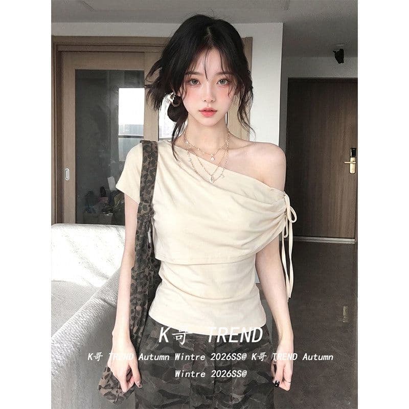 원본 것 페이크 레이어드 비스듬한 어깨 스트랩 반팔 티셔츠 여성 여름 디자인 센스 오프숄더 몸매 가꾸기 맨위