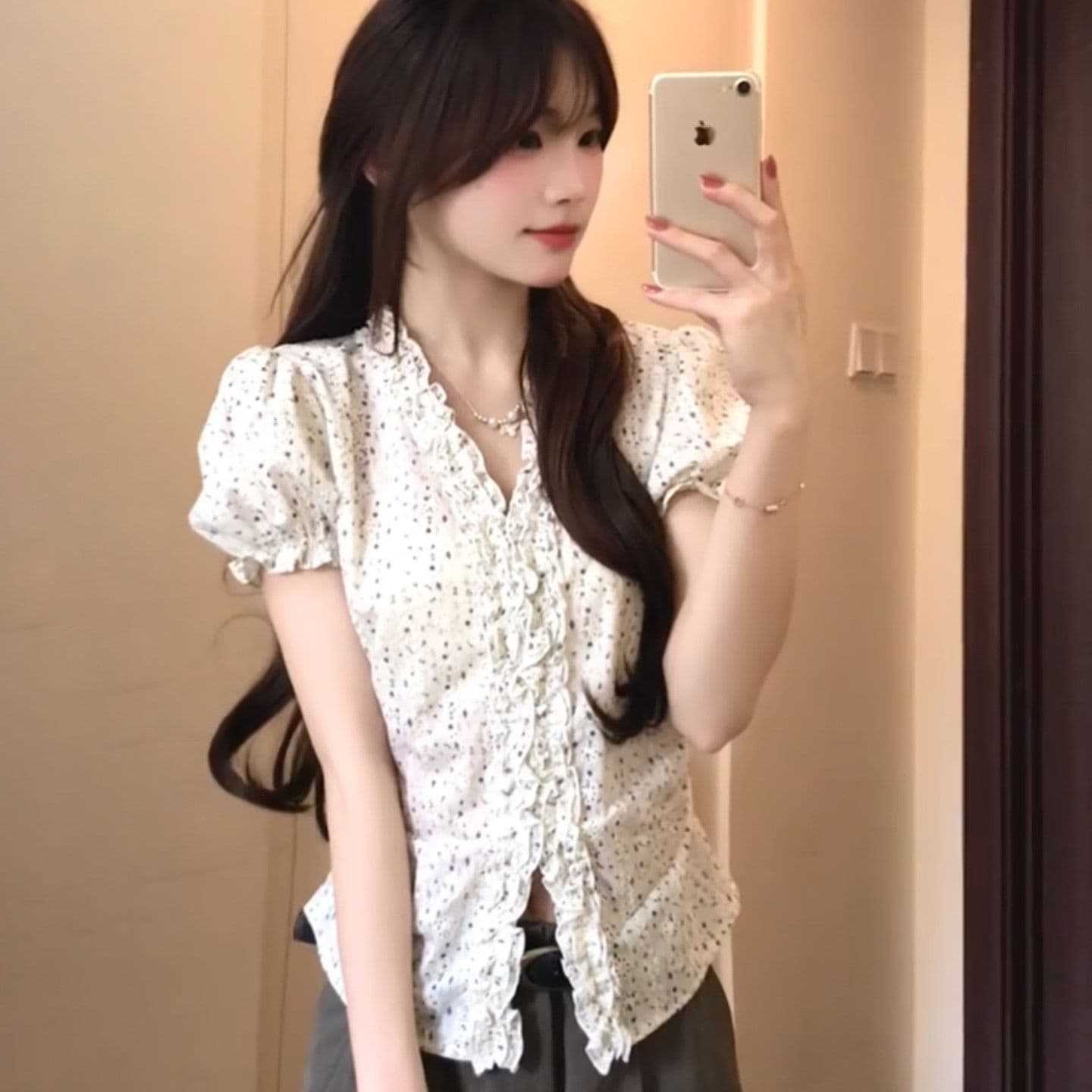 자카드 자수 원단 참나무 늑골 주름 부드러운 부서 꽃무늬 허리 수축 여성 셔츠 여름 프릴 v 칼라