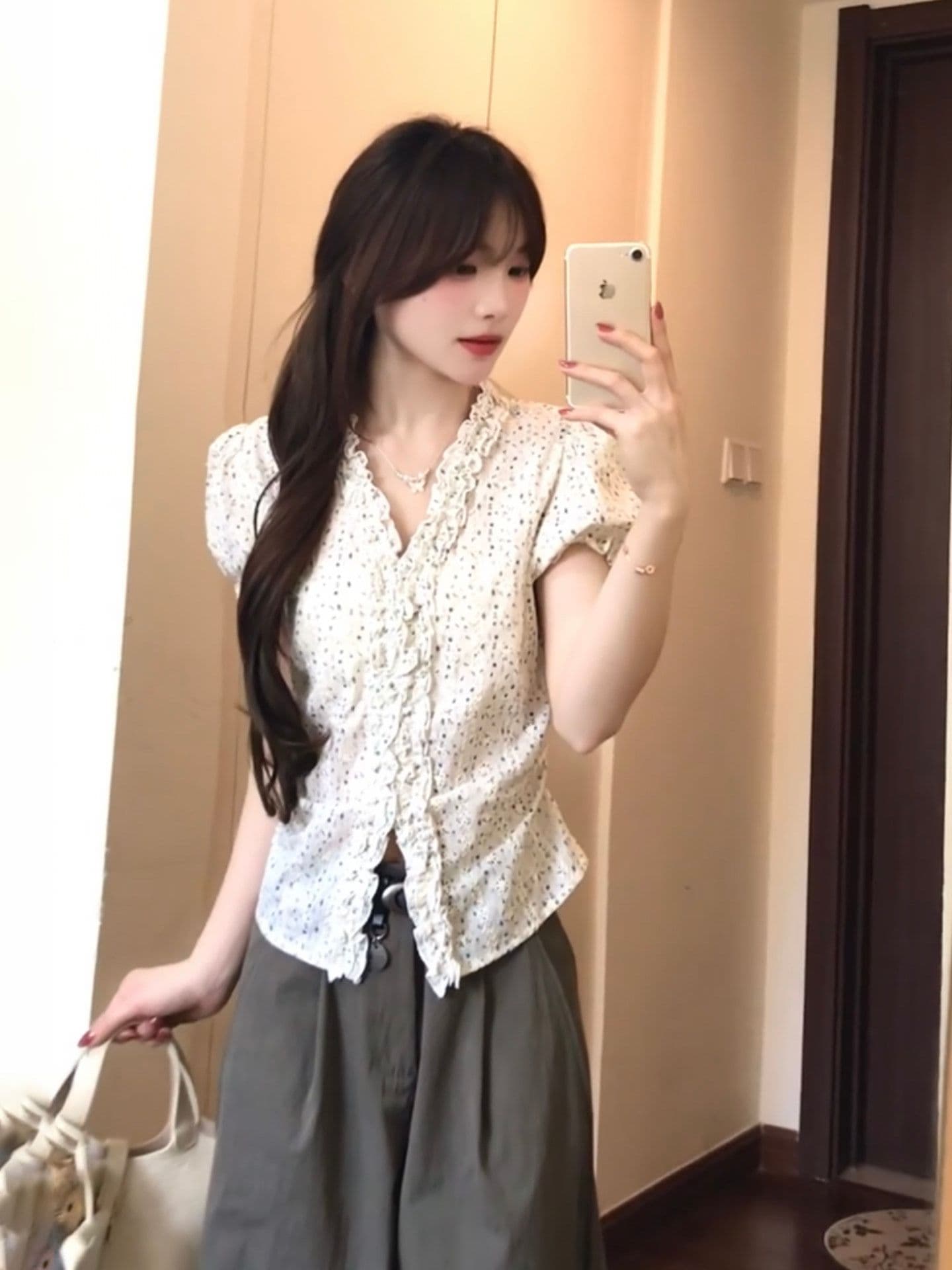 자카드 자수 원단 참나무 늑골 주름 부드러운 부서 꽃무늬 허리 수축 여성 셔츠 여름 프릴 v 칼라 상세 이미지 9