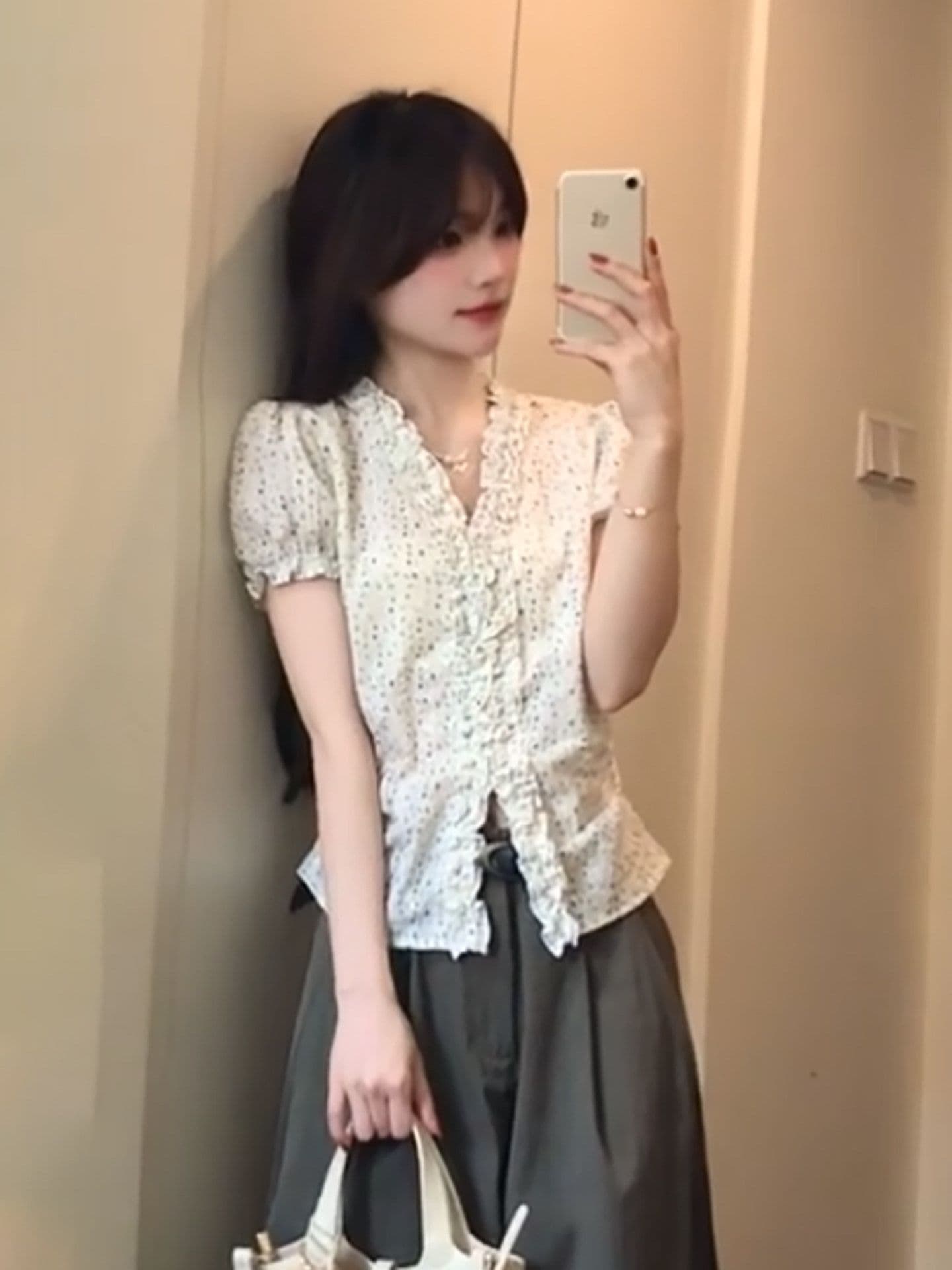 자카드 자수 원단 참나무 늑골 주름 부드러운 부서 꽃무늬 허리 수축 여성 셔츠 여름 프릴 v 칼라 상세 이미지 11