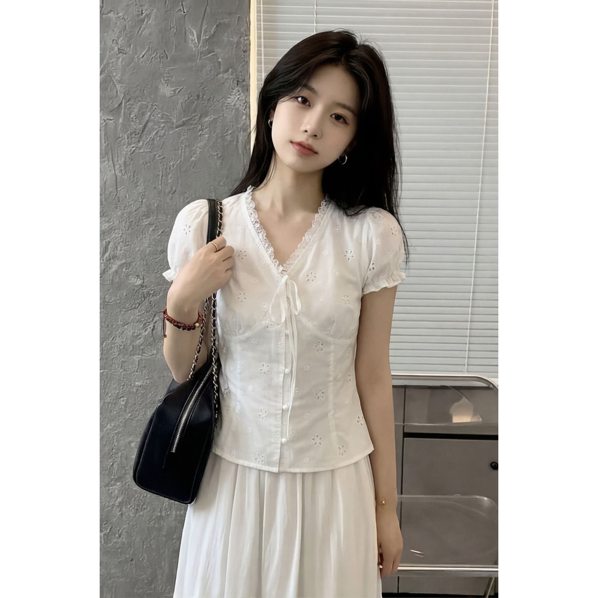 자카드 순면 원단 네리 한 부서 달콤한 자매 V넥 레이스업 레이스 자수 거품 소매 몸매 가꾸기 반팔 작은 셔츠