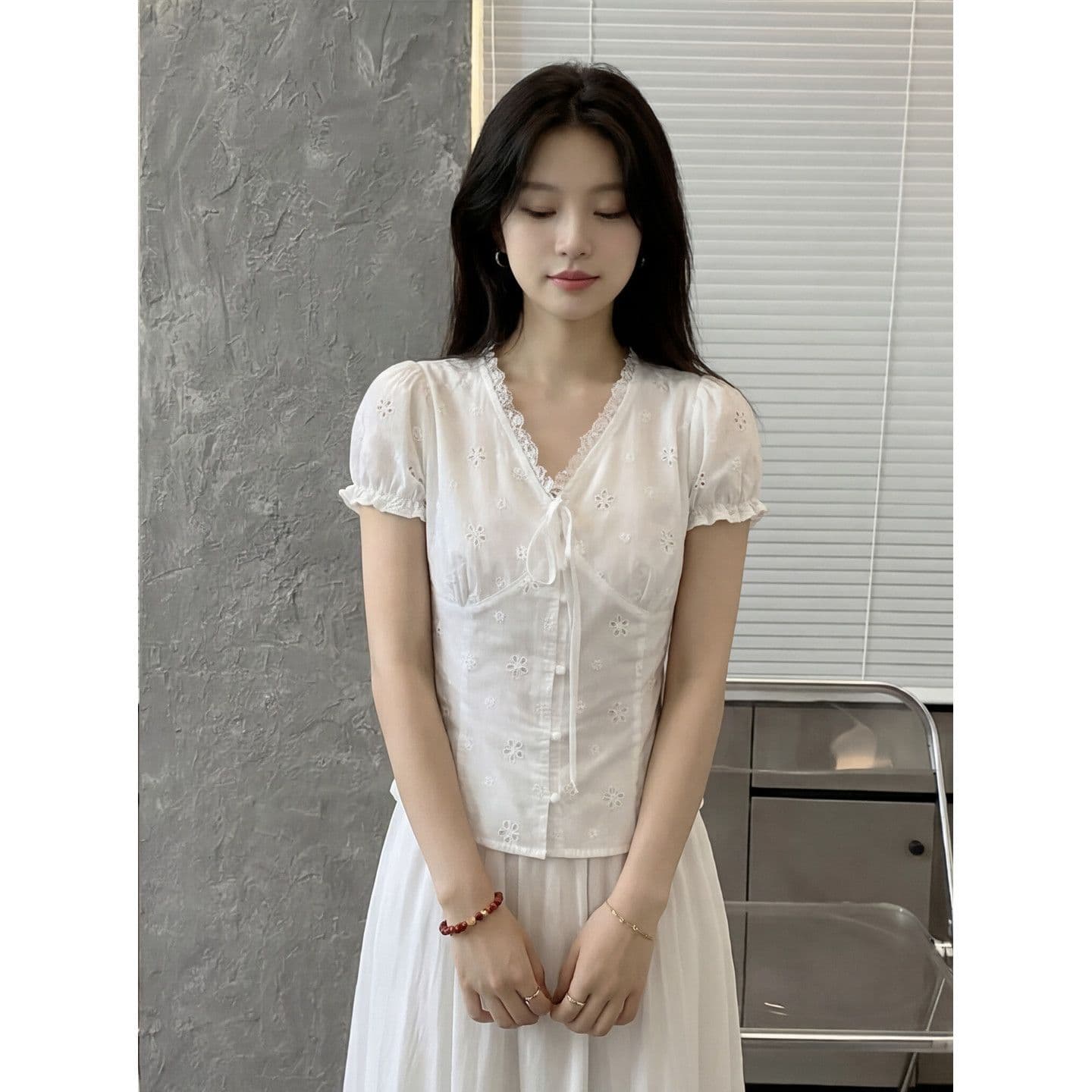자카드 순면 원단 네리 한 부서 달콤한 자매 V넥 레이스업 레이스 자수 거품 소매 몸매 가꾸기 반팔 작은 셔츠 이미지 3