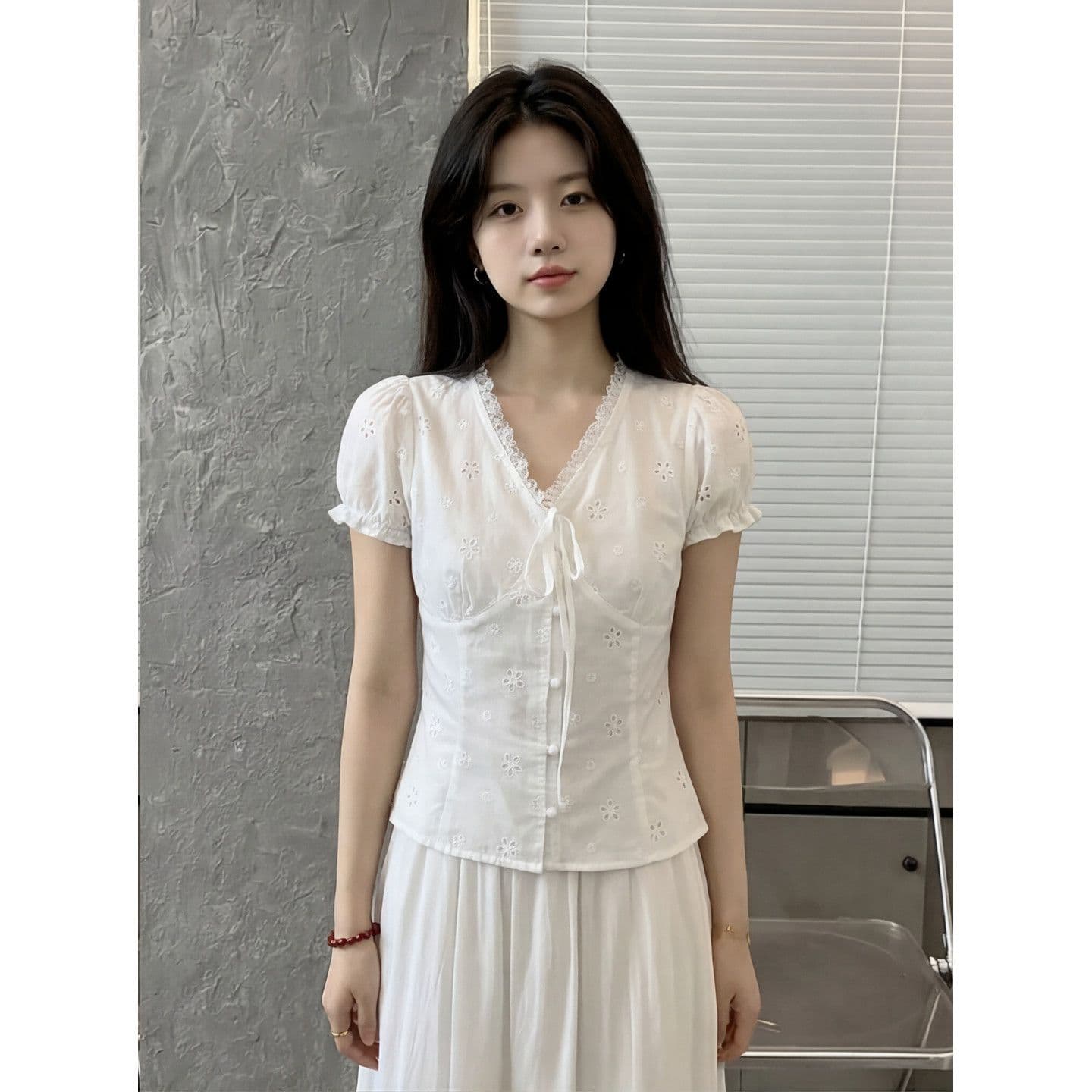 자카드 순면 원단 네리 한 부서 달콤한 자매 V넥 레이스업 레이스 자수 거품 소매 몸매 가꾸기 반팔 작은 셔츠 상세 이미지 3