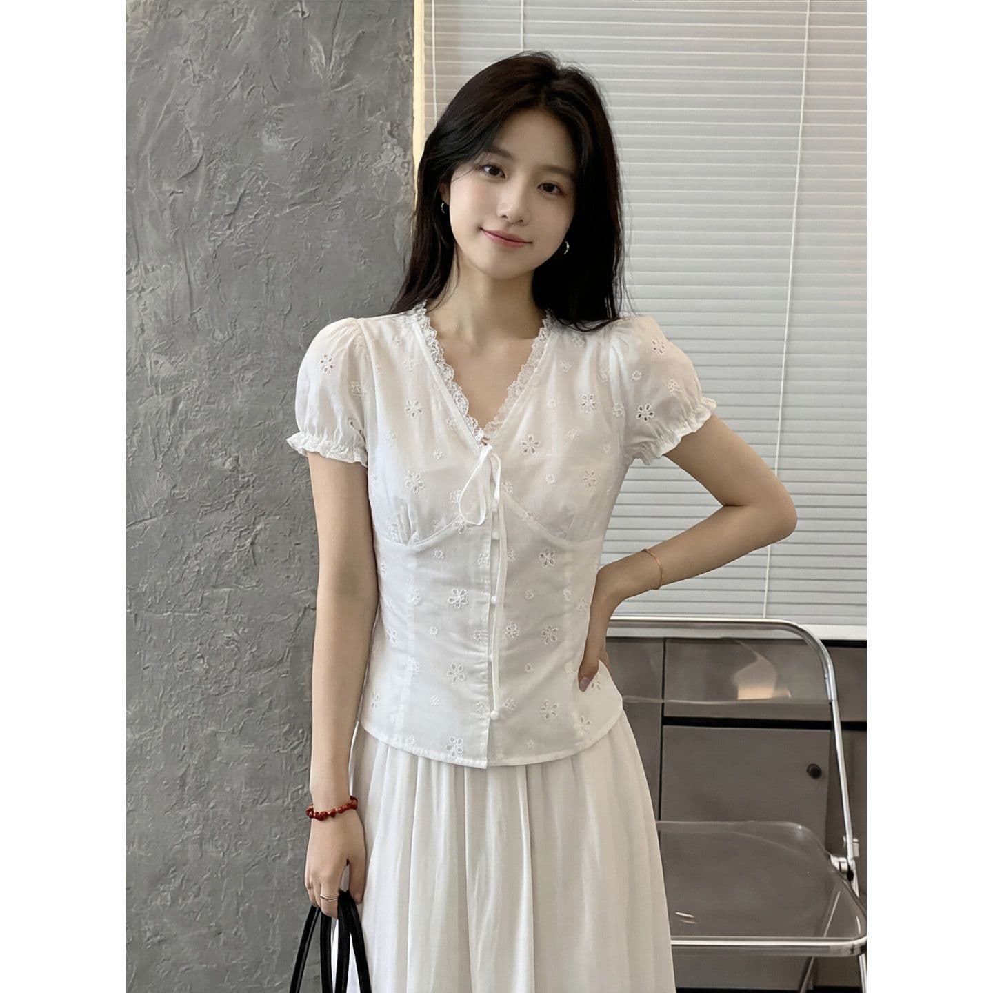 자카드 순면 원단 네리 한 부서 달콤한 자매 V넥 레이스업 레이스 자수 거품 소매 몸매 가꾸기 반팔 작은 셔츠 상세 이미지 4