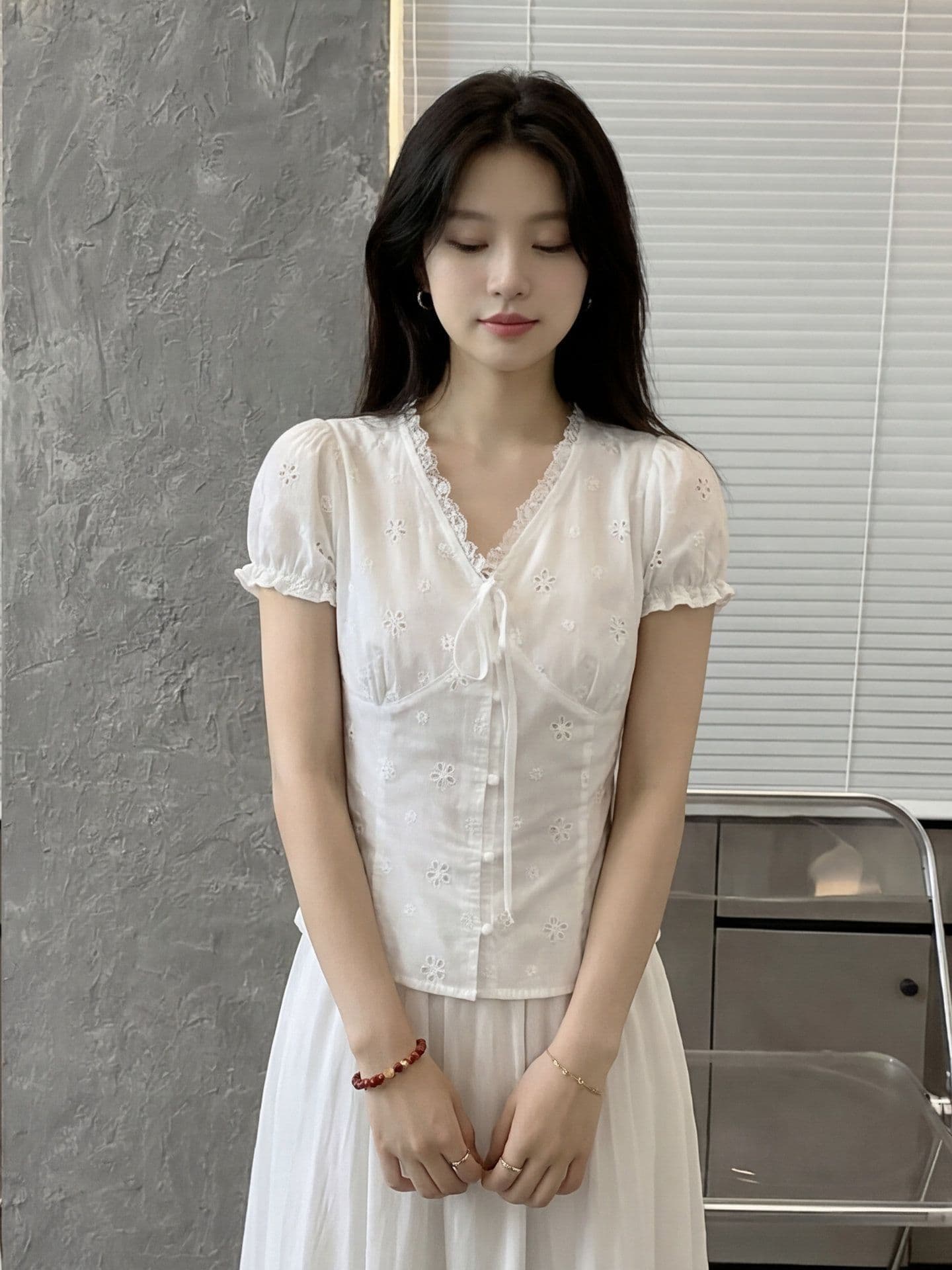 자카드 순면 원단 네리 한 부서 달콤한 자매 V넥 레이스업 레이스 자수 거품 소매 몸매 가꾸기 반팔 작은 셔츠 상세 이미지 9