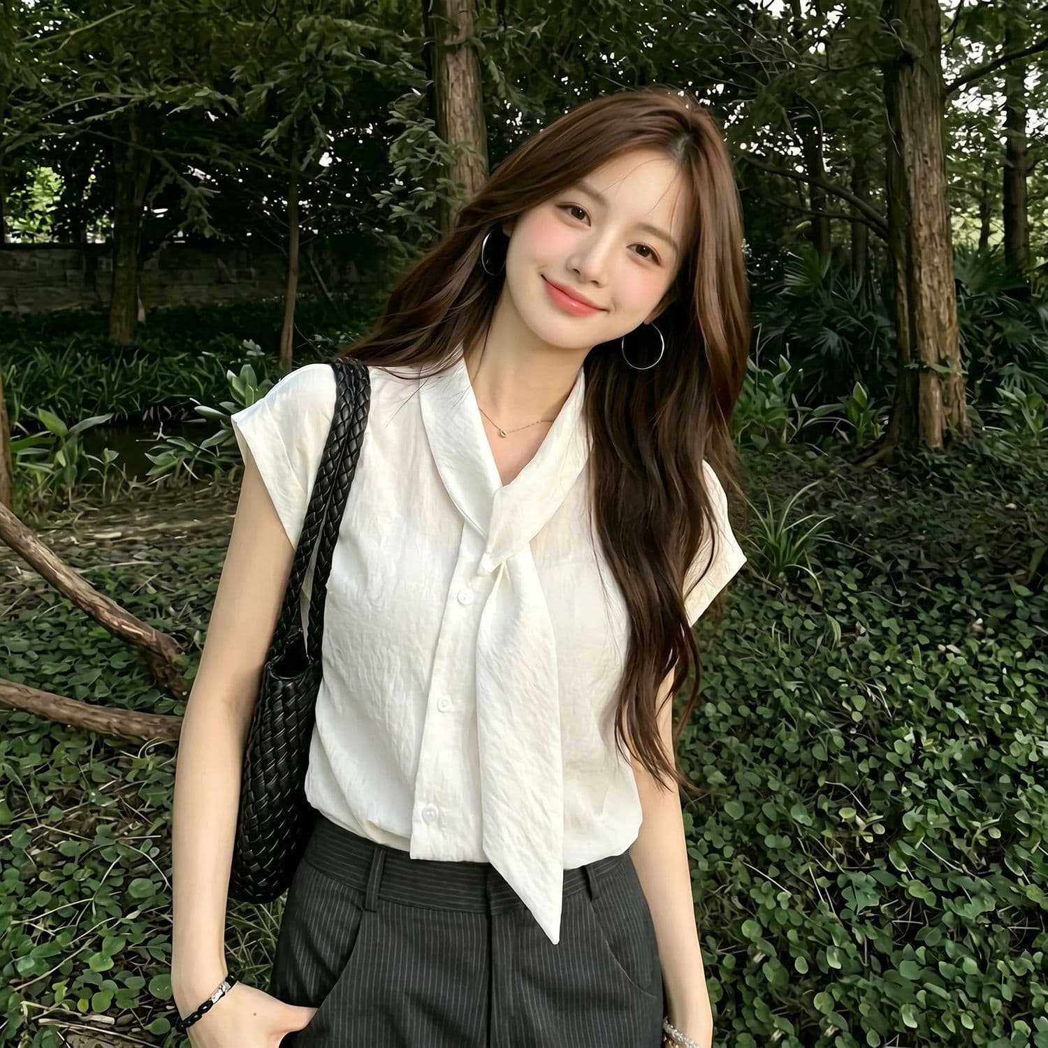 폴리 에스터 브로케이드 주름 트렌드 패션 품격 화이트 민소매 여성 셔츠 봄 여름 하이웨이스트 슬림해 보이는 캐주얼 맨위 상세 이미지 4
