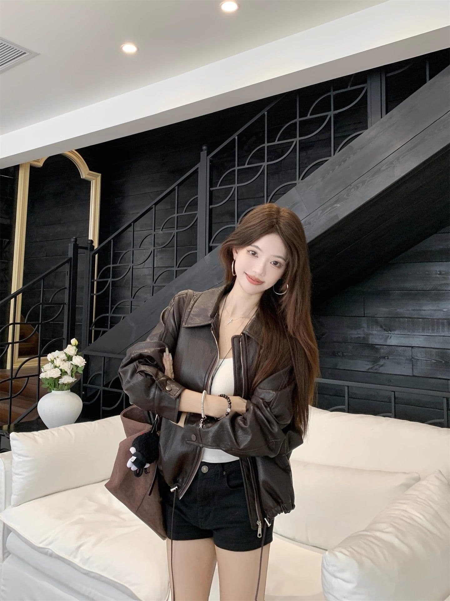 2026 이른 가을 새로운 한 부서 품격 폴로 칼라 PU 가죽 외투 여성 짧은 펌프 로프 슬림해 보이는 오토바이 재킷 맨위 상세 이미지 2
