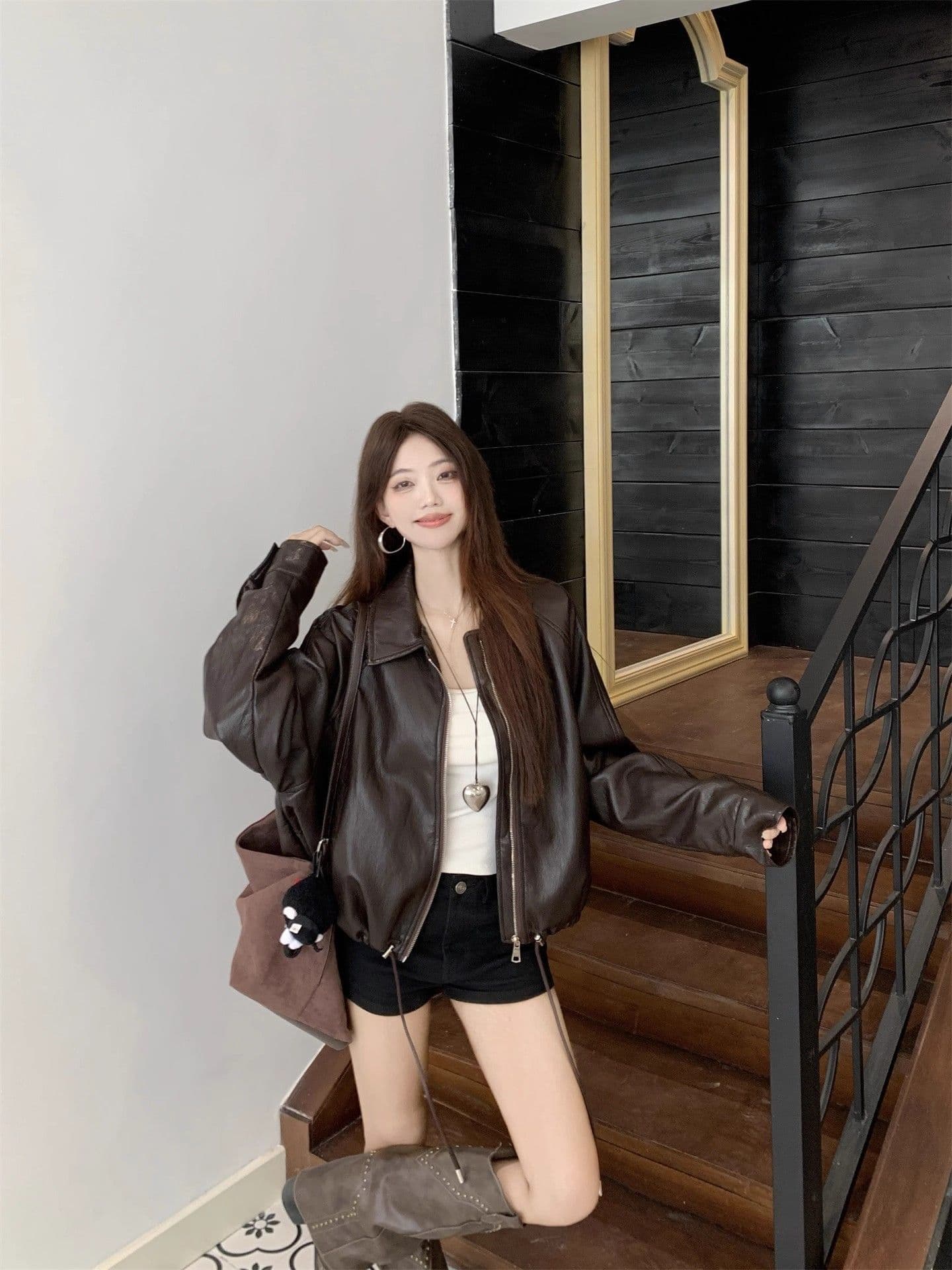 2026 이른 가을 새로운 한 부서 품격 폴로 칼라 PU 가죽 외투 여성 짧은 펌프 로프 슬림해 보이는 오토바이 재킷 맨위 상세 이미지 3