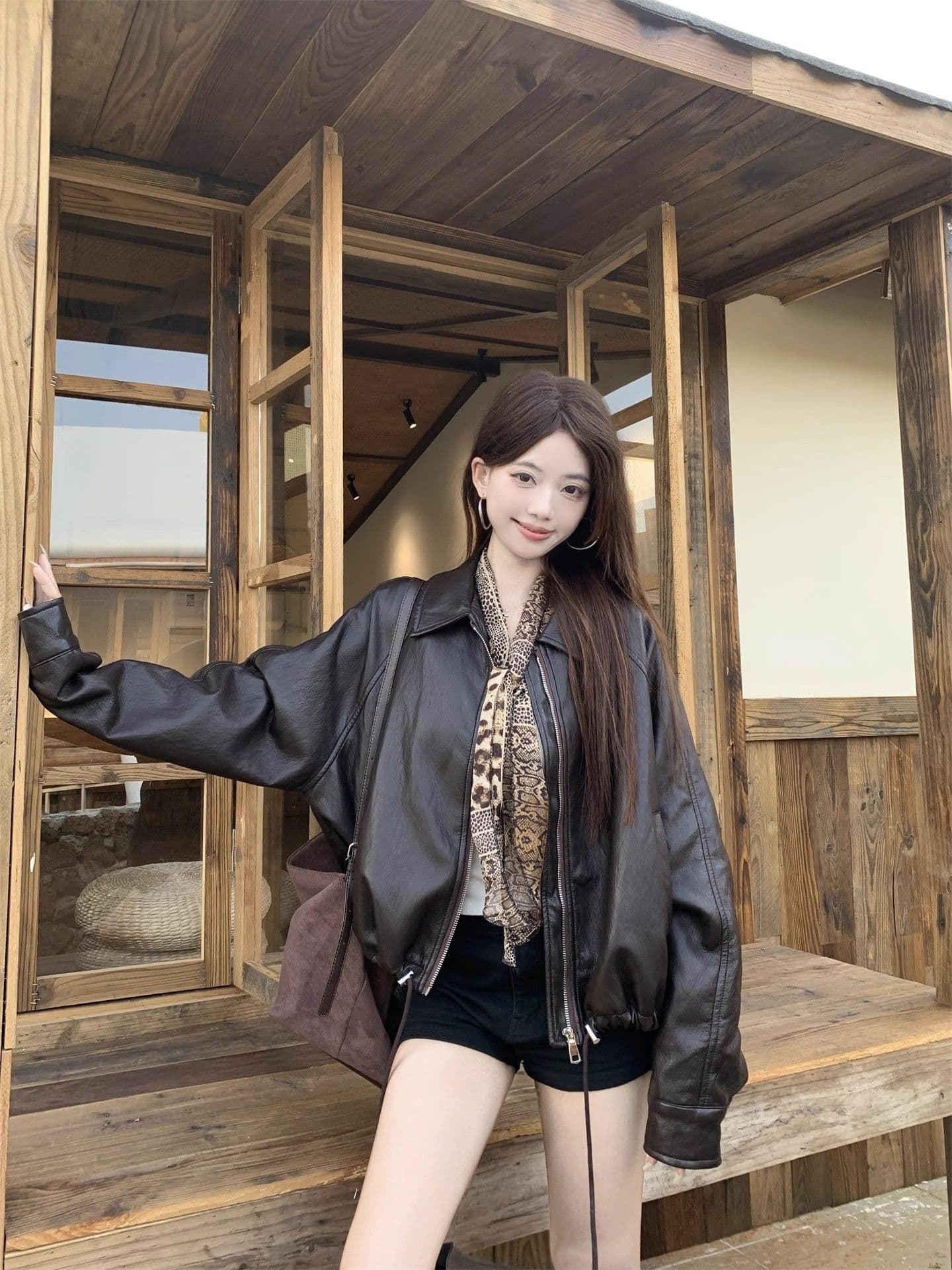 2026 이른 가을 새로운 한 부서 품격 폴로 칼라 PU 가죽 외투 여성 짧은 펌프 로프 슬림해 보이는 오토바이 재킷 맨위 상세 이미지 7
