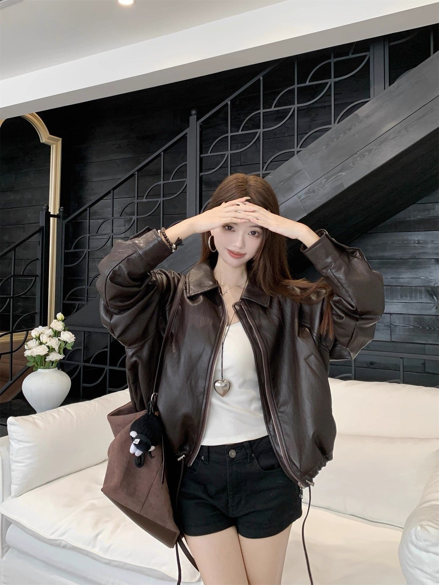 2026 이른 가을 새로운 한 부서 품격 폴로 칼라 PU 가죽 외투 여성 짧은 펌프 로프 슬림해 보이는 오토바이 재킷 맨위 상세 이미지 8
