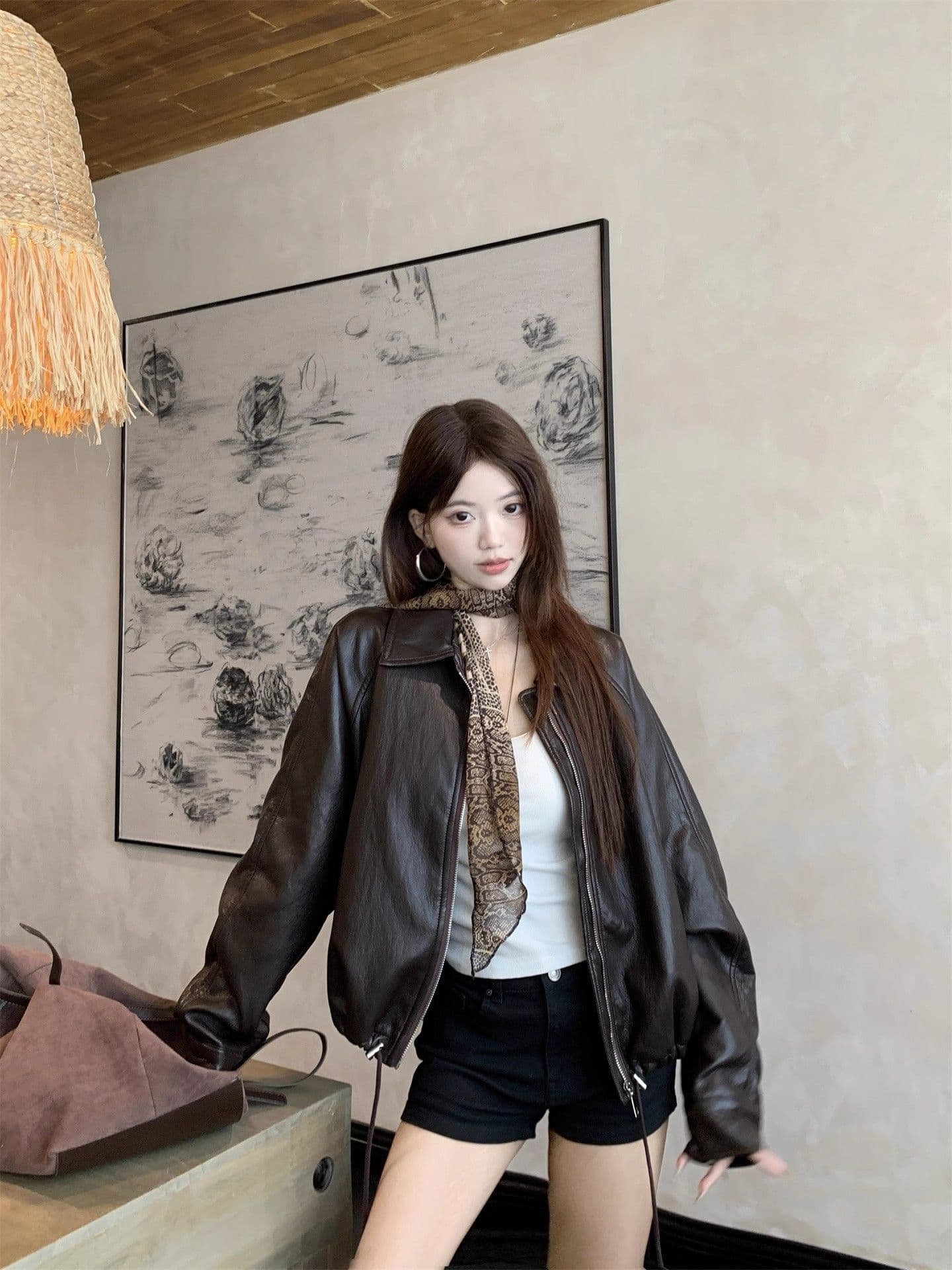 2026 이른 가을 새로운 한 부서 품격 폴로 칼라 PU 가죽 외투 여성 짧은 펌프 로프 슬림해 보이는 오토바이 재킷 맨위 상세 이미지 9