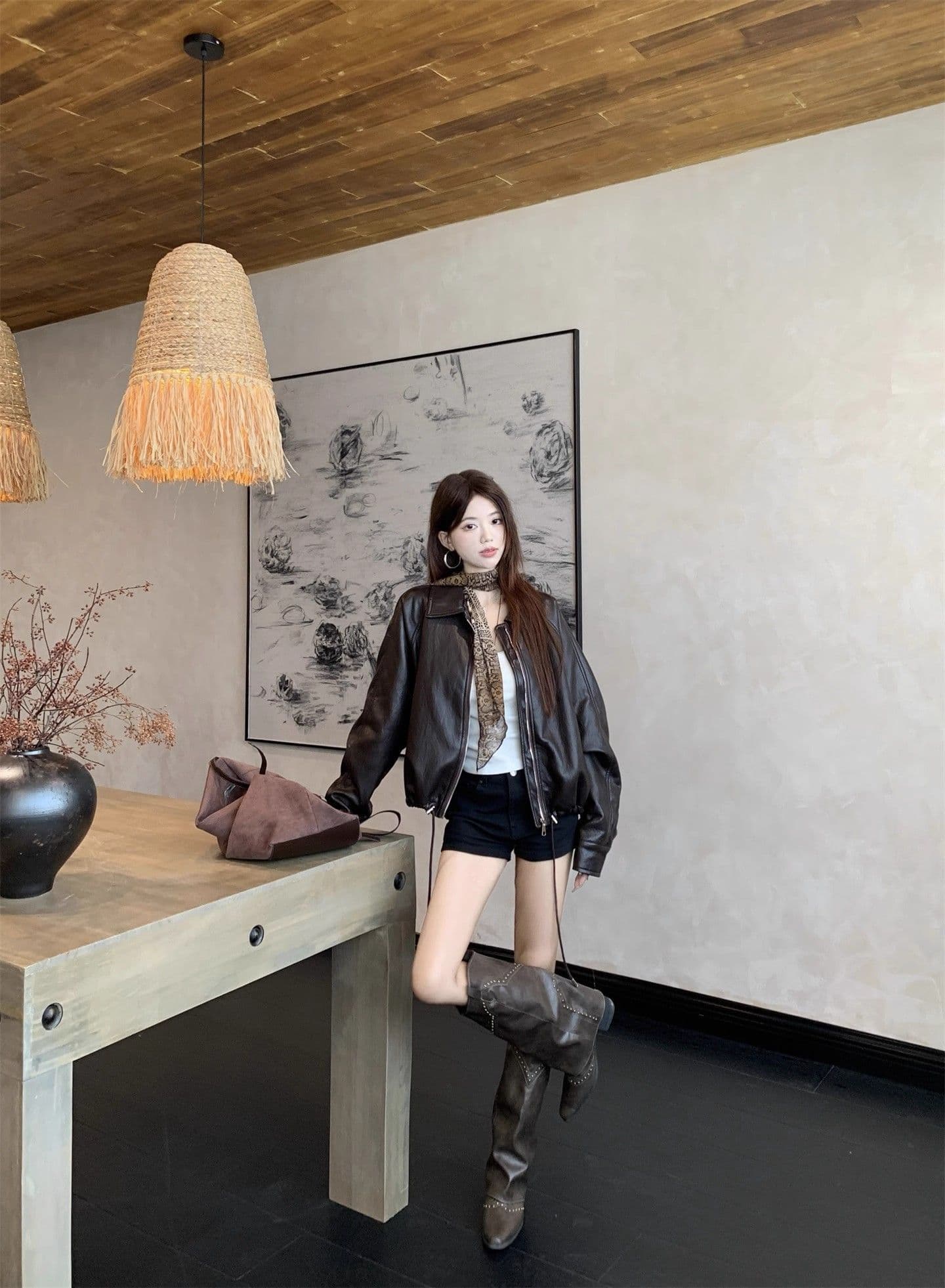 2026 이른 가을 새로운 한 부서 품격 폴로 칼라 PU 가죽 외투 여성 짧은 펌프 로프 슬림해 보이는 오토바이 재킷 맨위 상세 이미지 10