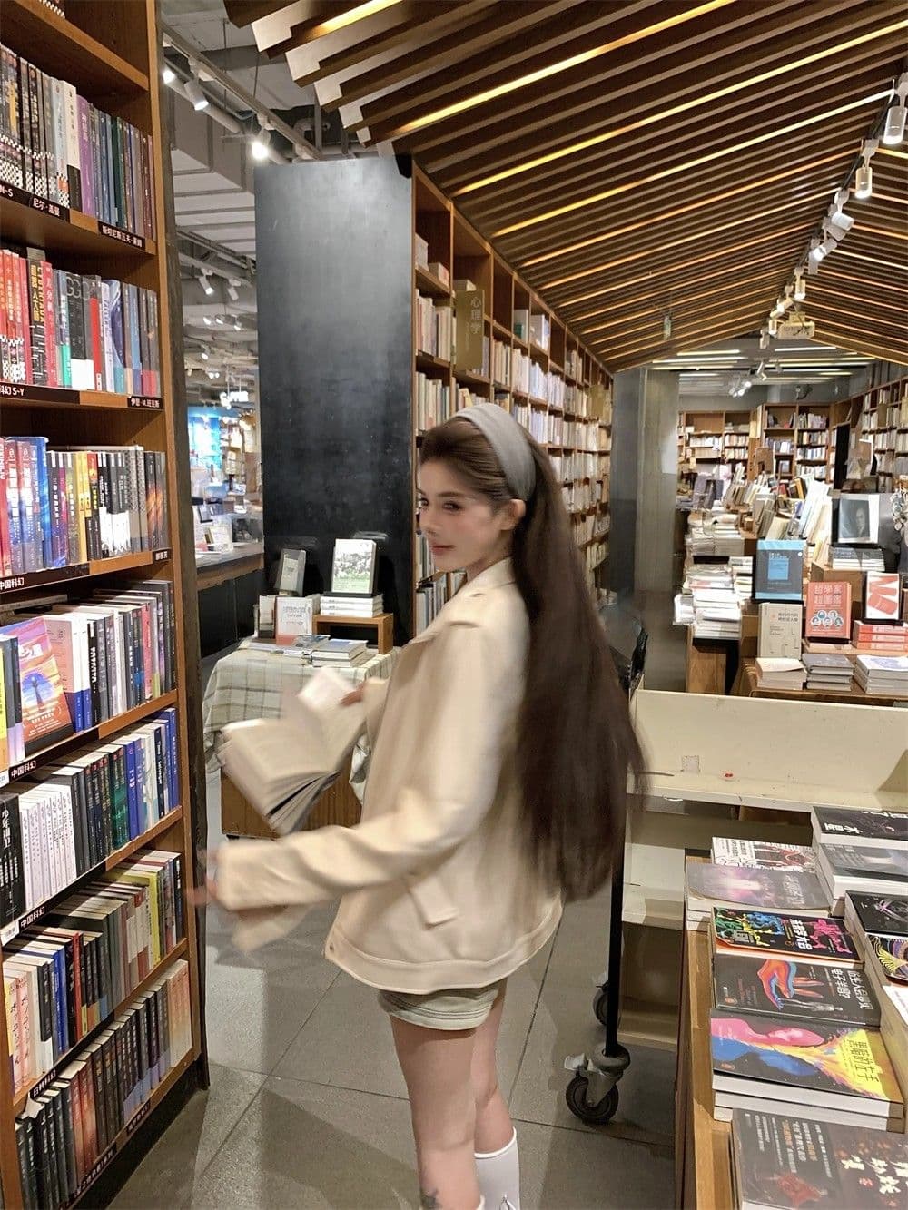 titi 작은 자매 화이트 숙련 된 연인 스웨이드 여성 코트 가을 베이지 색 디자인 센스 오토바이 바람 루즈핏 재킷 상세 이미지 7