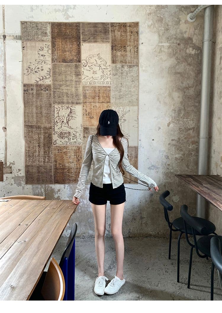 주간 실크 리브 흰색 배경 블랙 스트라이프 페이크 레이어드 긴팔 티셔츠 여성 가을 몸매 가꾸기 슬림해 보이는 쇼트 스타일 맨위 상세 이미지 2