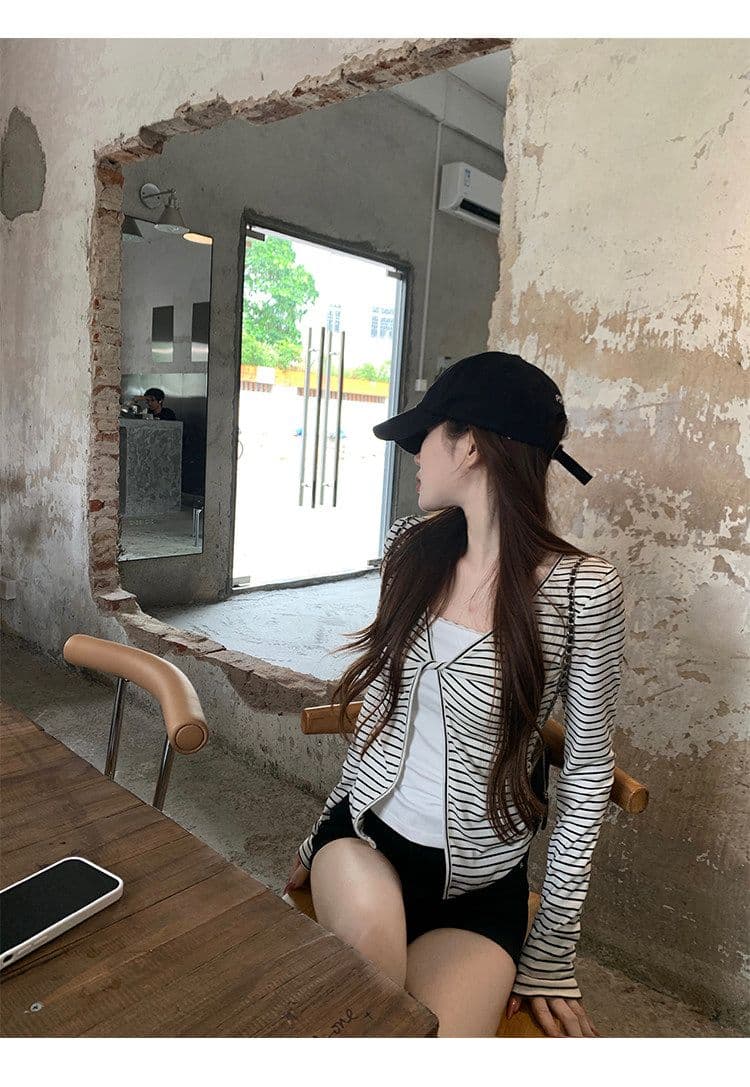 주간 실크 리브 흰색 배경 블랙 스트라이프 페이크 레이어드 긴팔 티셔츠 여성 가을 몸매 가꾸기 슬림해 보이는 쇼트 스타일 맨위 상세 이미지 3