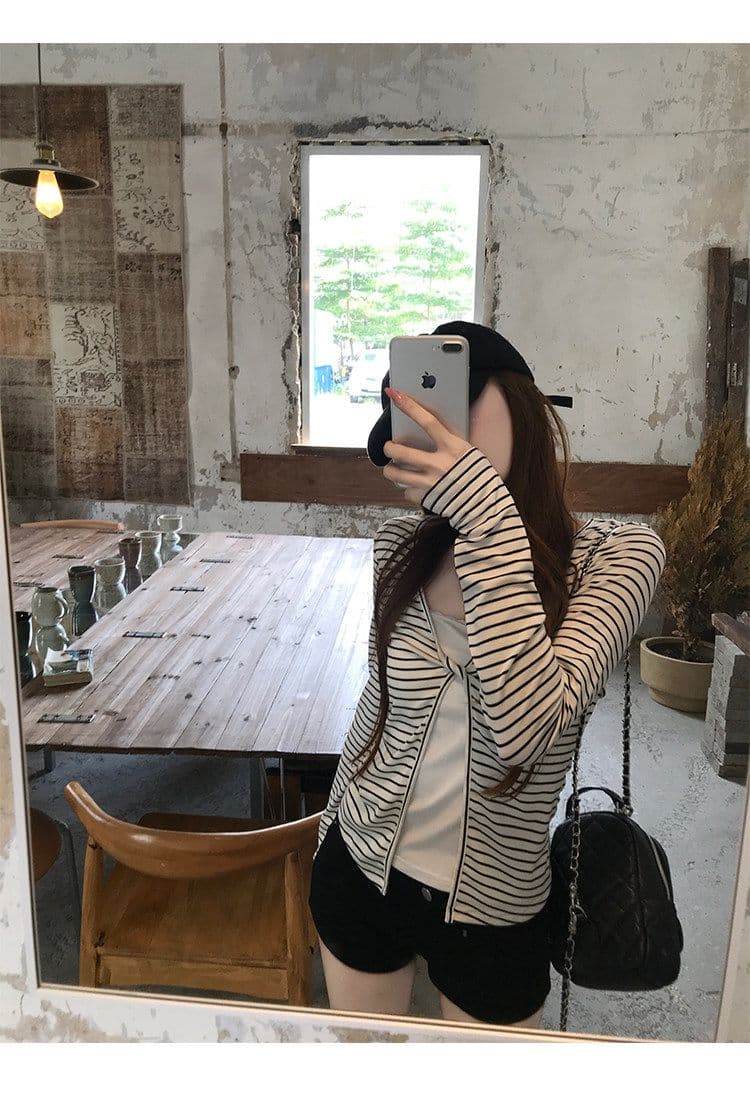 주간 실크 리브 흰색 배경 블랙 스트라이프 페이크 레이어드 긴팔 티셔츠 여성 가을 몸매 가꾸기 슬림해 보이는 쇼트 스타일 맨위 상세 이미지 5