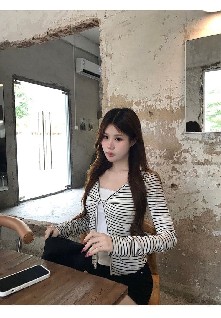 주간 실크 리브 흰색 배경 블랙 스트라이프 페이크 레이어드 긴팔 티셔츠 여성 가을 몸매 가꾸기 슬림해 보이는 쇼트 스타일 맨위 상세 이미지 12