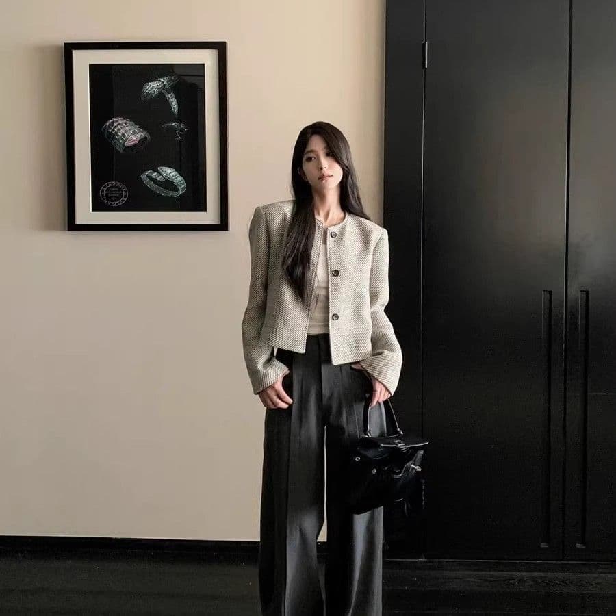 가을 새로운 작은 샤넬 스타일 재킷 여성 짧은 품격 레트로 라운드 넥 싱글 줄 버튼 맨위 스트라이프 루즈핏