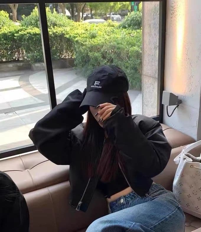2026 가을 한국 스타일 디자인 센스 작은 대중 말뚝 더미 소매 어깨 패드 루즈핏 쇼트 스타일 야구 유니폼 여성 코트 재킷 슬림해 보이는 이미지 3