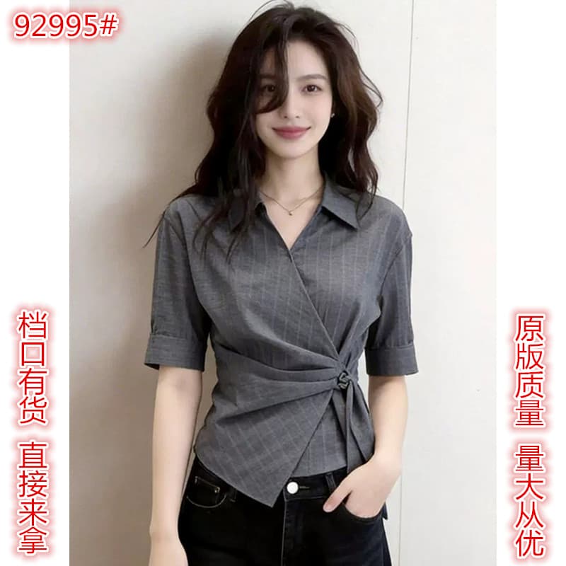 출퇴근 바람 회색 폴로 칼라 십자가 디자인 5 점 소매 여성 셔츠 2026 여름 새로운 불규칙 싱글 착용 맨위