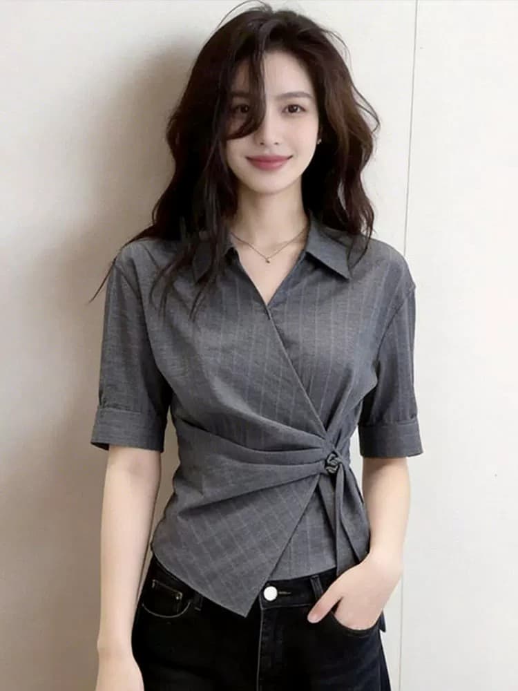 출퇴근 바람 회색 폴로 칼라 십자가 디자인 5 점 소매 여성 셔츠 2026 여름 새로운 불규칙 싱글 착용 맨위 상세 이미지 2