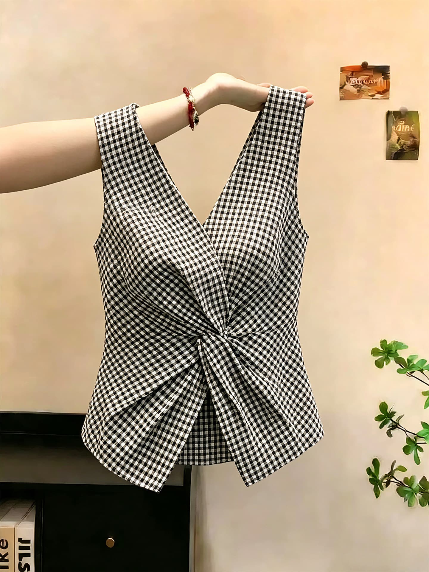 디자인 센스 흑인과 백인 체크무늬 비틀림 민소매 조끼 여성 여름 수준 고급 센스 작은 대중 자이언트 잘 생긴 허리 수축 슬림해 보이는 맨위 상세 이미지 2