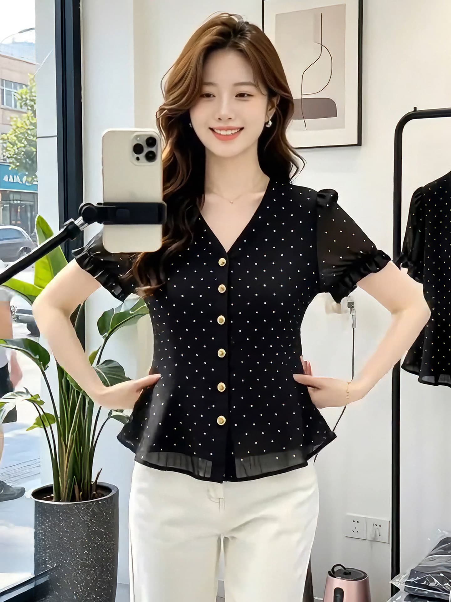 우아함 빛 요리 한 바람 V넥 검정색 도트 무늬 반팔 여성 셔츠 2026 여름 새로운 디자인 센스 작은 셔츠 품격 맨위 상세 이미지 1