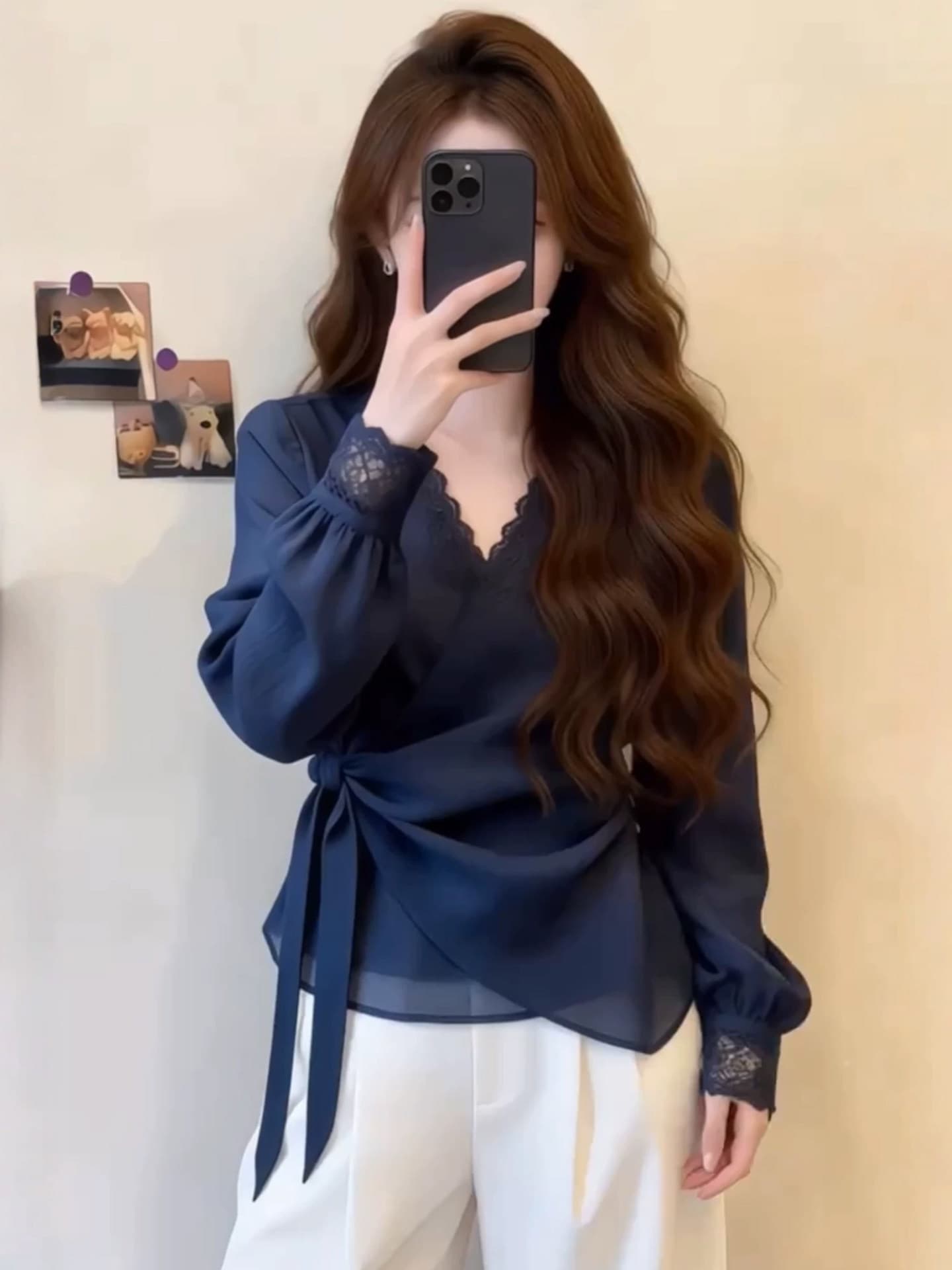 프랑스식 진한 파란색 불규칙 V넥 긴팔 여성 셔츠 이른 가을 디자인 센스 레이스 조각 레이스업 허리 수축 맨위 이미지 3
