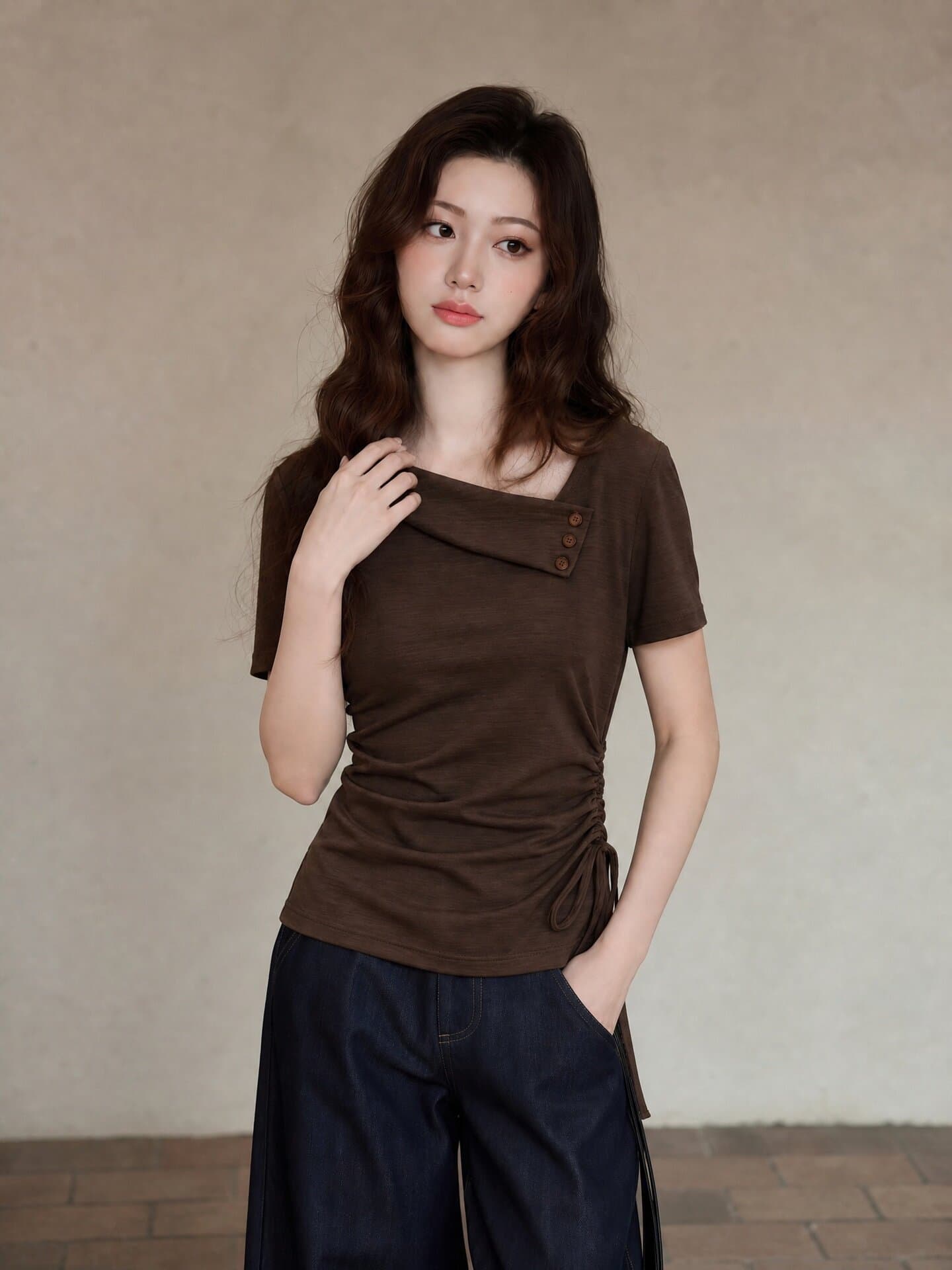 브라운 프랑스식 사소한 Chic 몸매 가꾸기 비스듬한 칼라 반팔 티셔츠 여성 2026 여름 빛 사람들 코치 착용 잡아라. 의류 상세 이미지 1