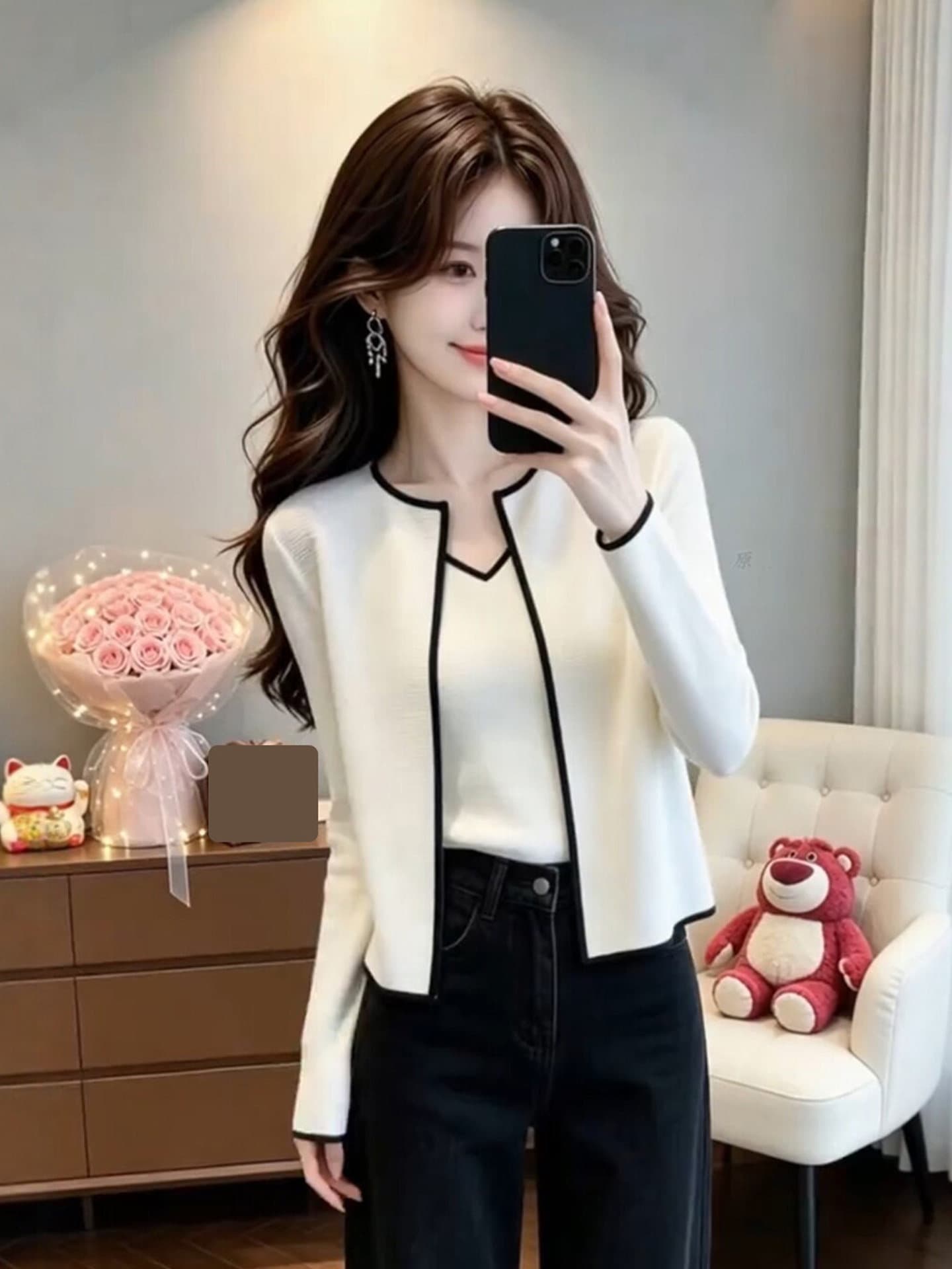프랑스식 디자인 센스 니트 스웨터 여성 2026 년 봄 새로운 화이트 배색 측면 작은 대중 품격 다용도 맨위 여성