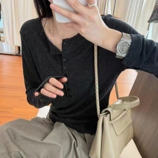 어두운 회색 단추 긴팔 몸매 가꾸기 티셔츠 조기 가을 의상 여자 2026 새로운 V넥 로얄 자매 빛 요리 한 아름다운 작은 맨위 이미지 2