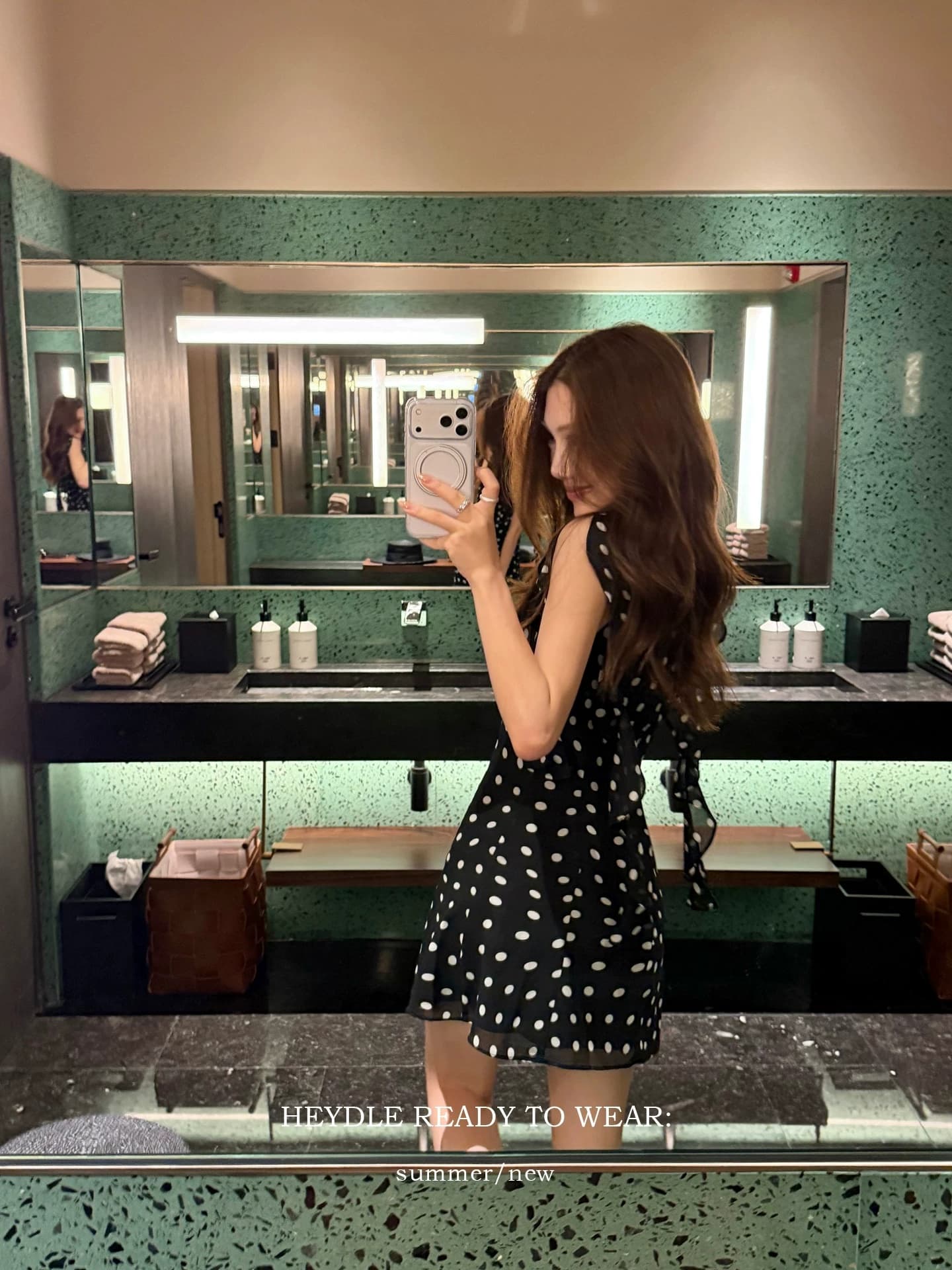 검은 콩 흠 부드러운 전체 프랑스식 흑인과 백인 도트 무늬 프릴 드레스 민소매 허리 수축 휴가 치마 미니 스커트