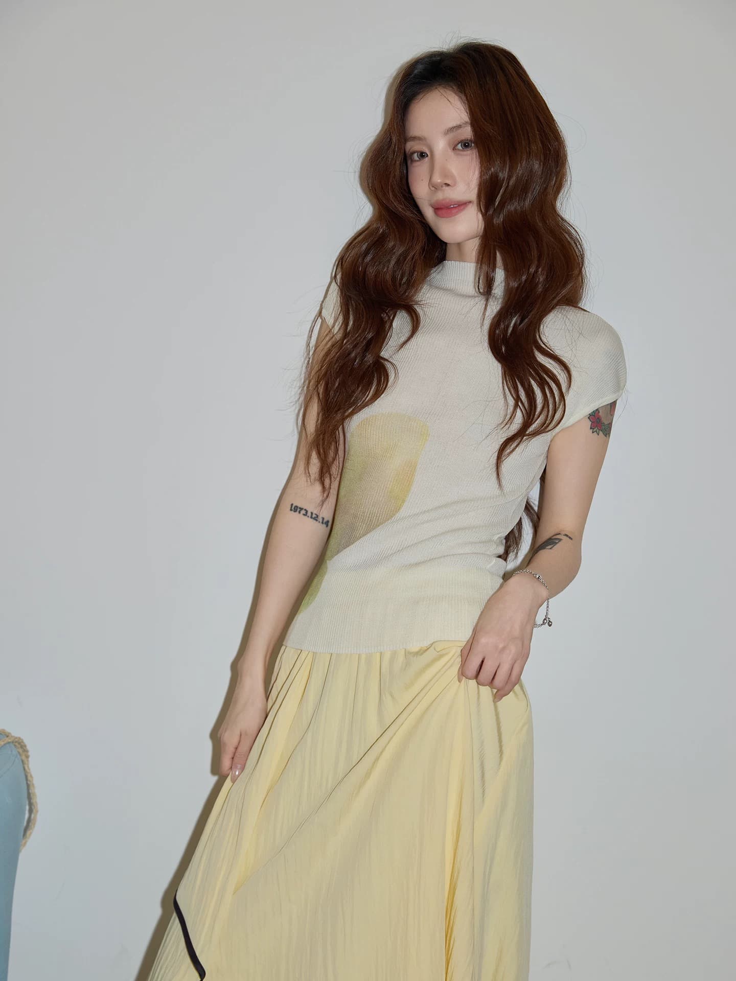 시끄러운 홈 휴가 바람 베이지 색 반팔 맨위 여성 여름 해변가 해변 여행 품격 몸매 가꾸기 니트 스웨터 이미지 3