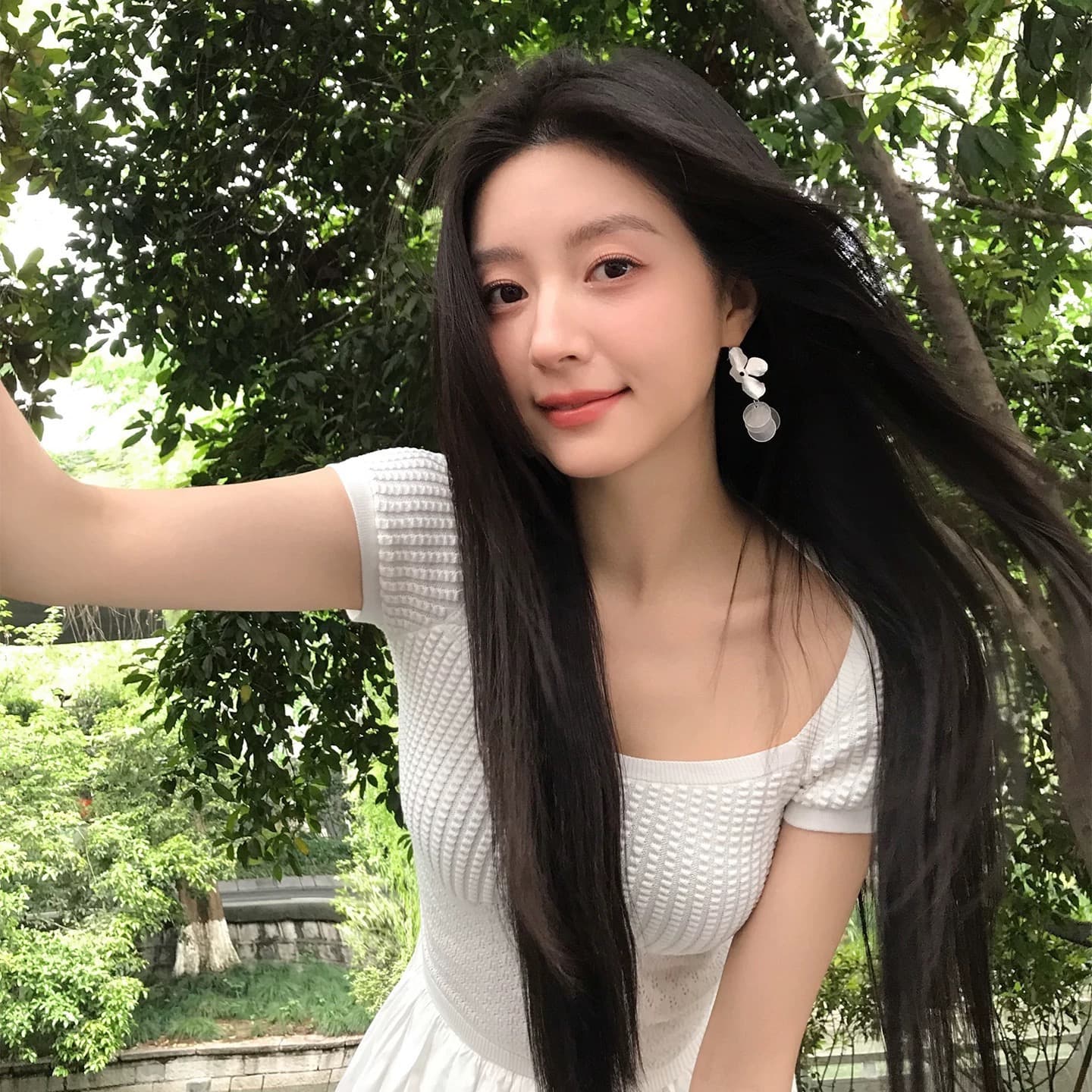 ada miss 화이트 관대 한 칼라 반팔 홀로우 아웃 주간 실크 몸매 가꾸기 슬림해 보이는 니트 쇼트 스타일 맨위 여성 여름 새로운 상세 이미지 4