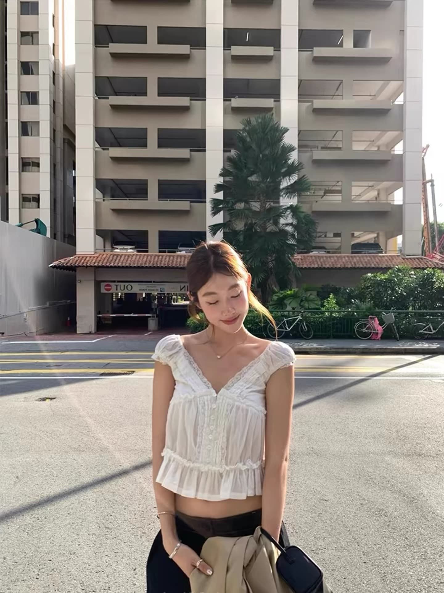 달콤한 스타일 느슨함 레이스 측면 V넥 반팔 여성 셔츠 2026 여름 새로운 한 부서 바람 외국 가스 연령 감소 맨위