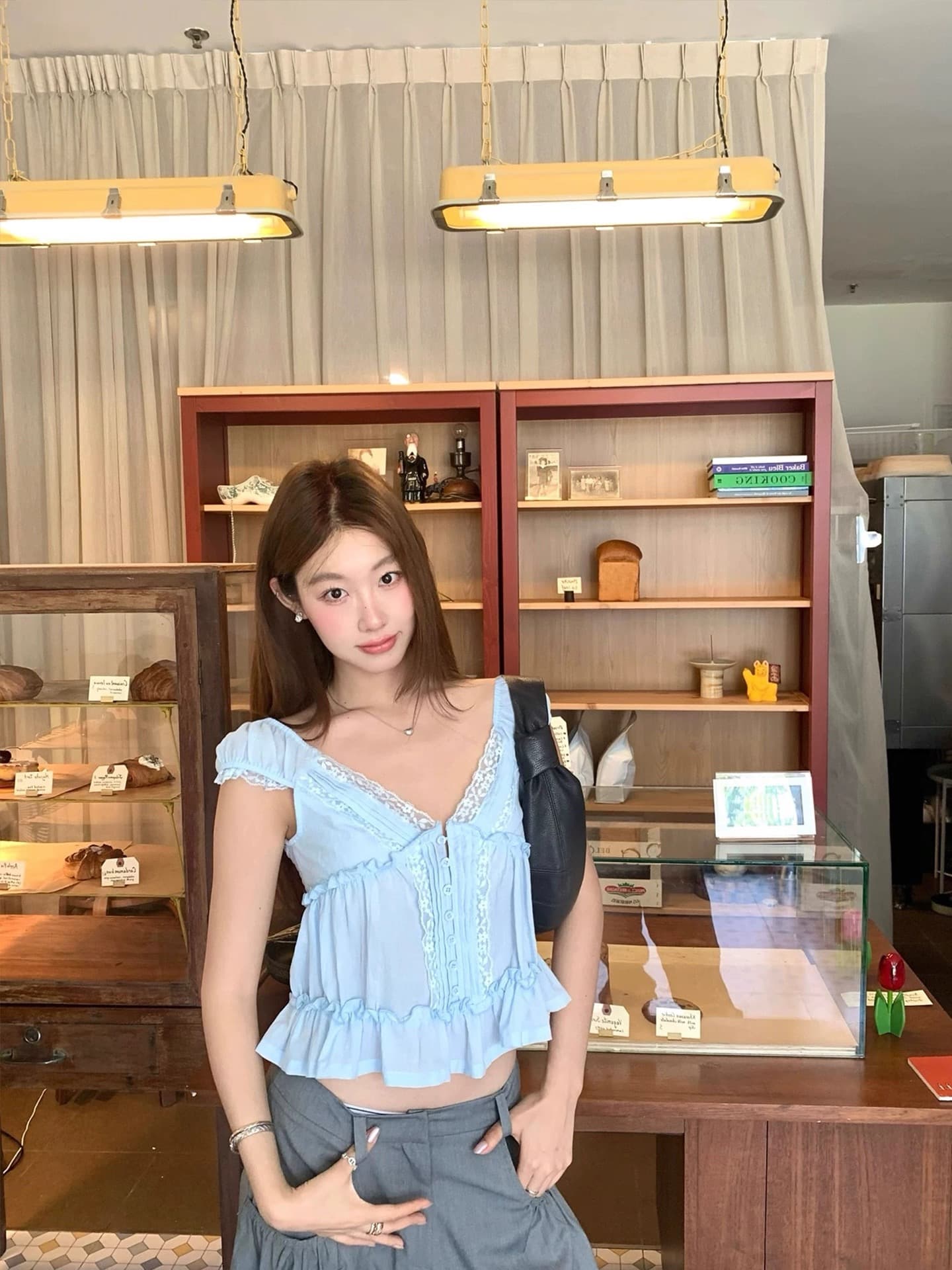 달콤한 스타일 느슨함 레이스 측면 V넥 반팔 여성 셔츠 2026 여름 새로운 한 부서 바람 외국 가스 연령 감소 맨위 이미지 2