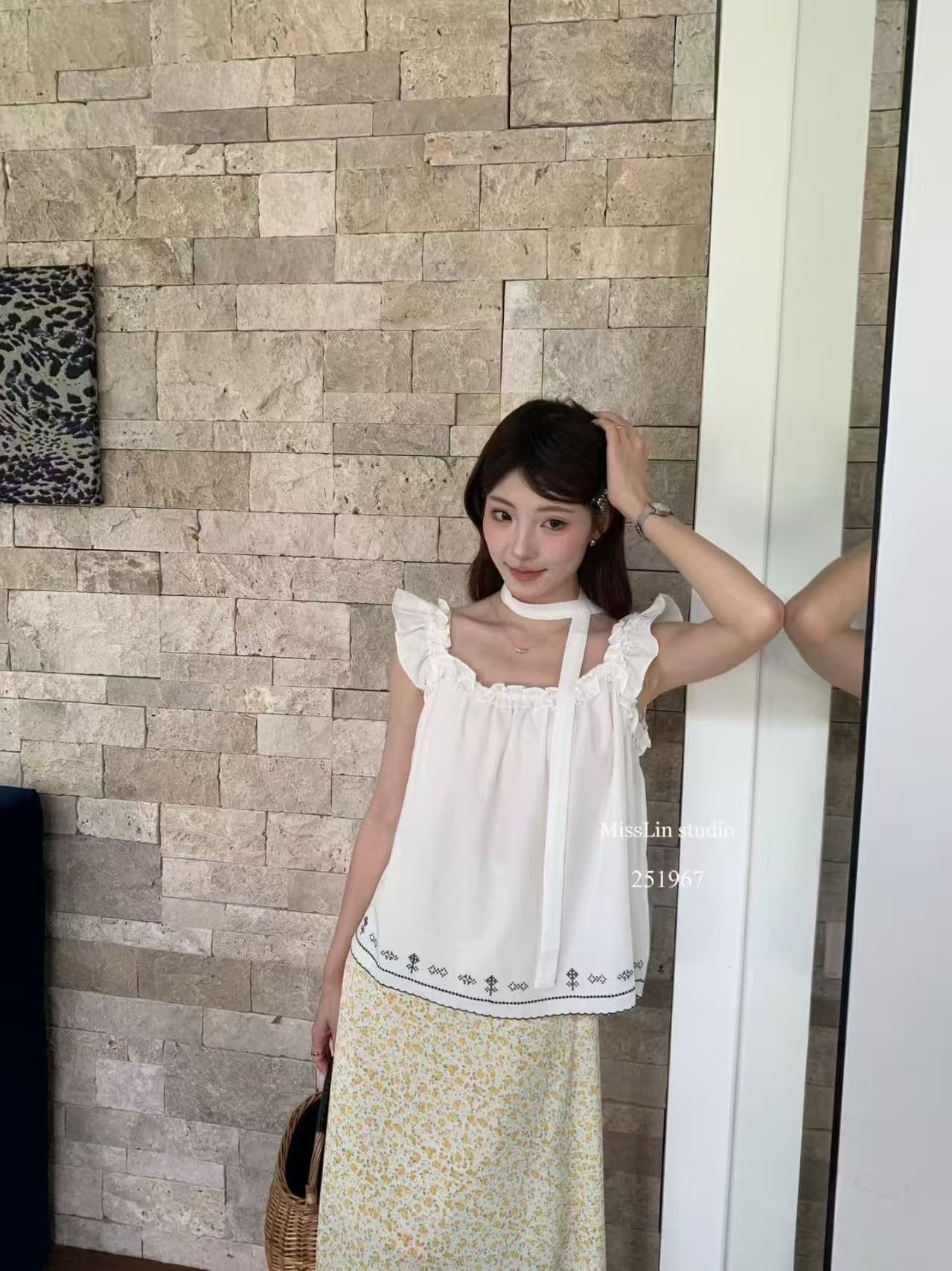 2026 여름 새로운 달콤함 레트로 자수 프릴 라운드 넥 리본 여성 셔츠 다용도 루즈핏 민소매 맨위