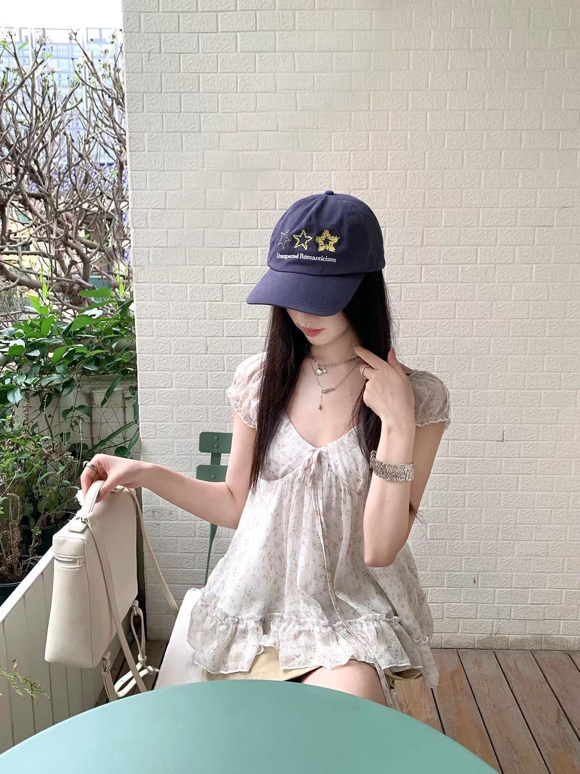새로운 루즈핏 디자인 센스 거품 소매 프릴 꽃무늬 인형 셔츠 여성 여름 반팔 V넥 맨위 트렌디 이미지 2