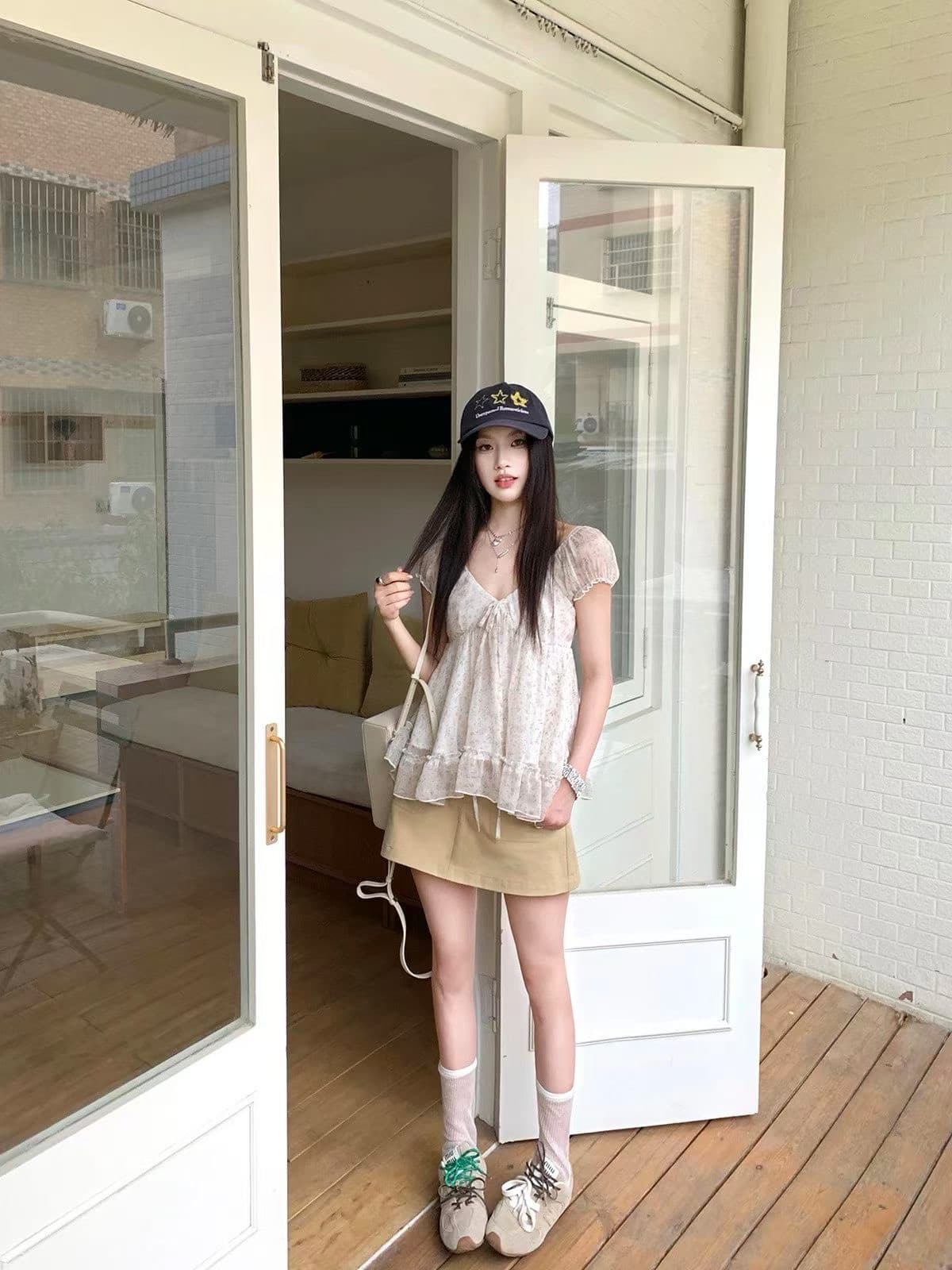 새로운 루즈핏 디자인 센스 거품 소매 프릴 꽃무늬 인형 셔츠 여성 여름 반팔 V넥 맨위 트렌디 이미지 3