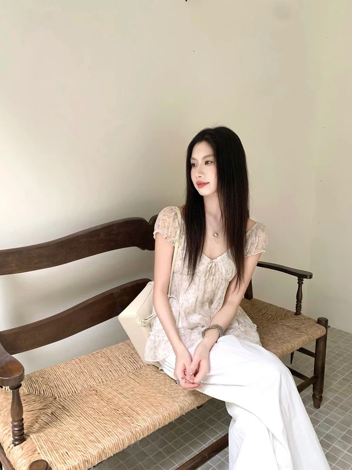 새로운 루즈핏 디자인 센스 거품 소매 프릴 꽃무늬 인형 셔츠 여성 여름 반팔 V넥 맨위 트렌디 상세 이미지 2