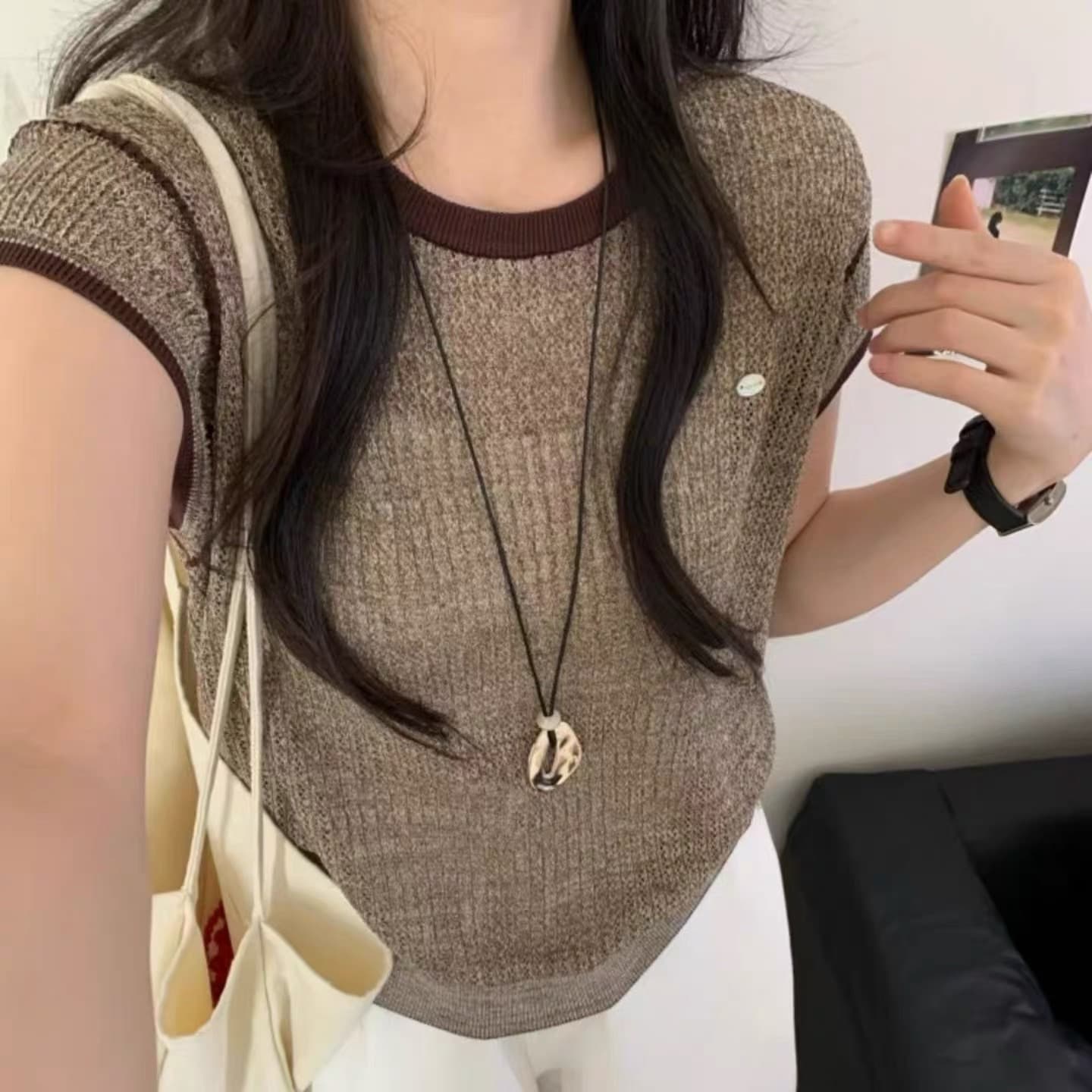 배색 측면 라운드 넥 반팔 아마 얼음 실크 니트 스웨터 여성 여름 디자인 센스 구덩이 기사 센스 루즈핏 슬림해 보이는 맨위 트렌디 상세 이미지 4